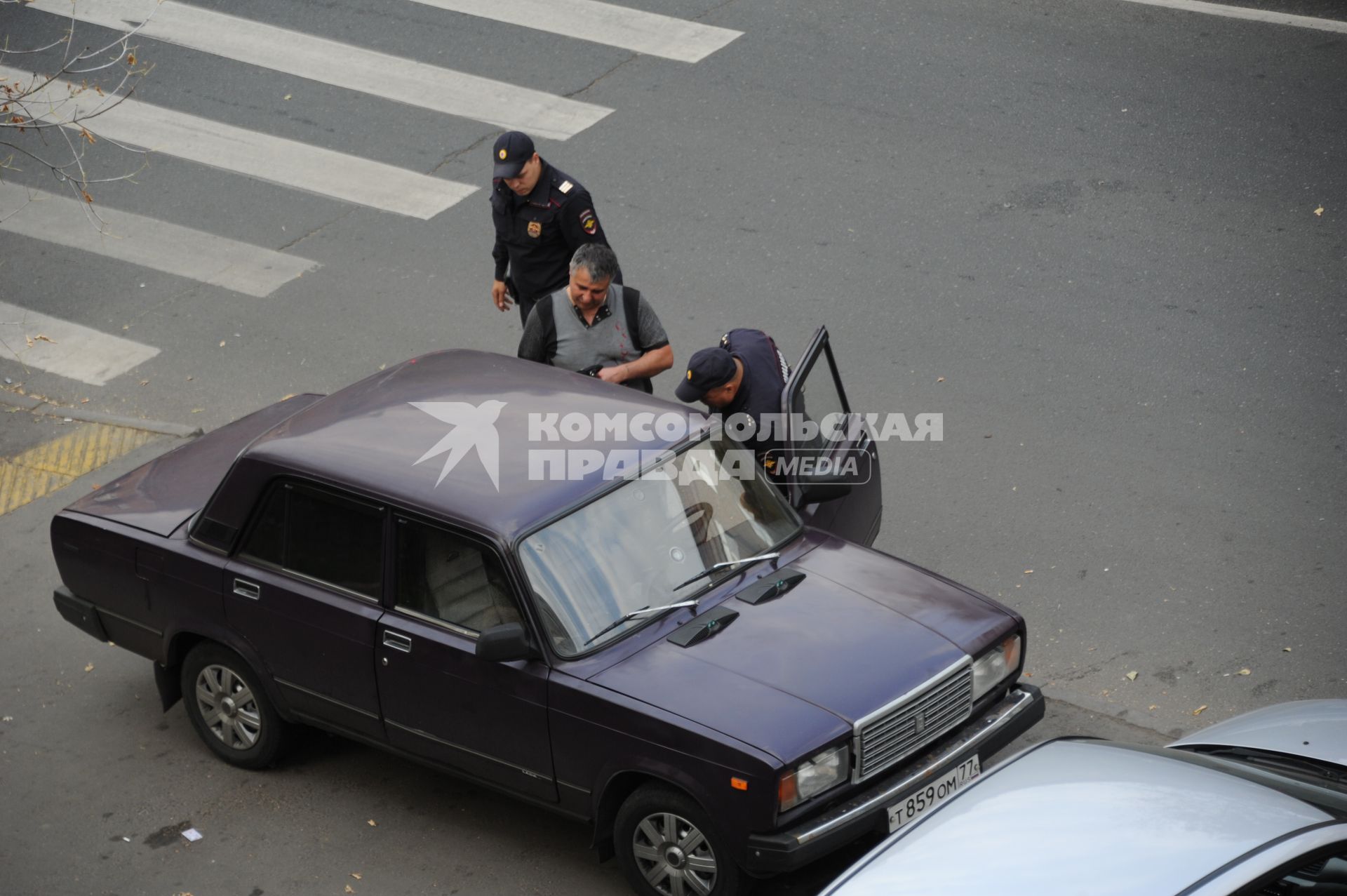 Москва. Полицейские осматривают салон автомобиля.