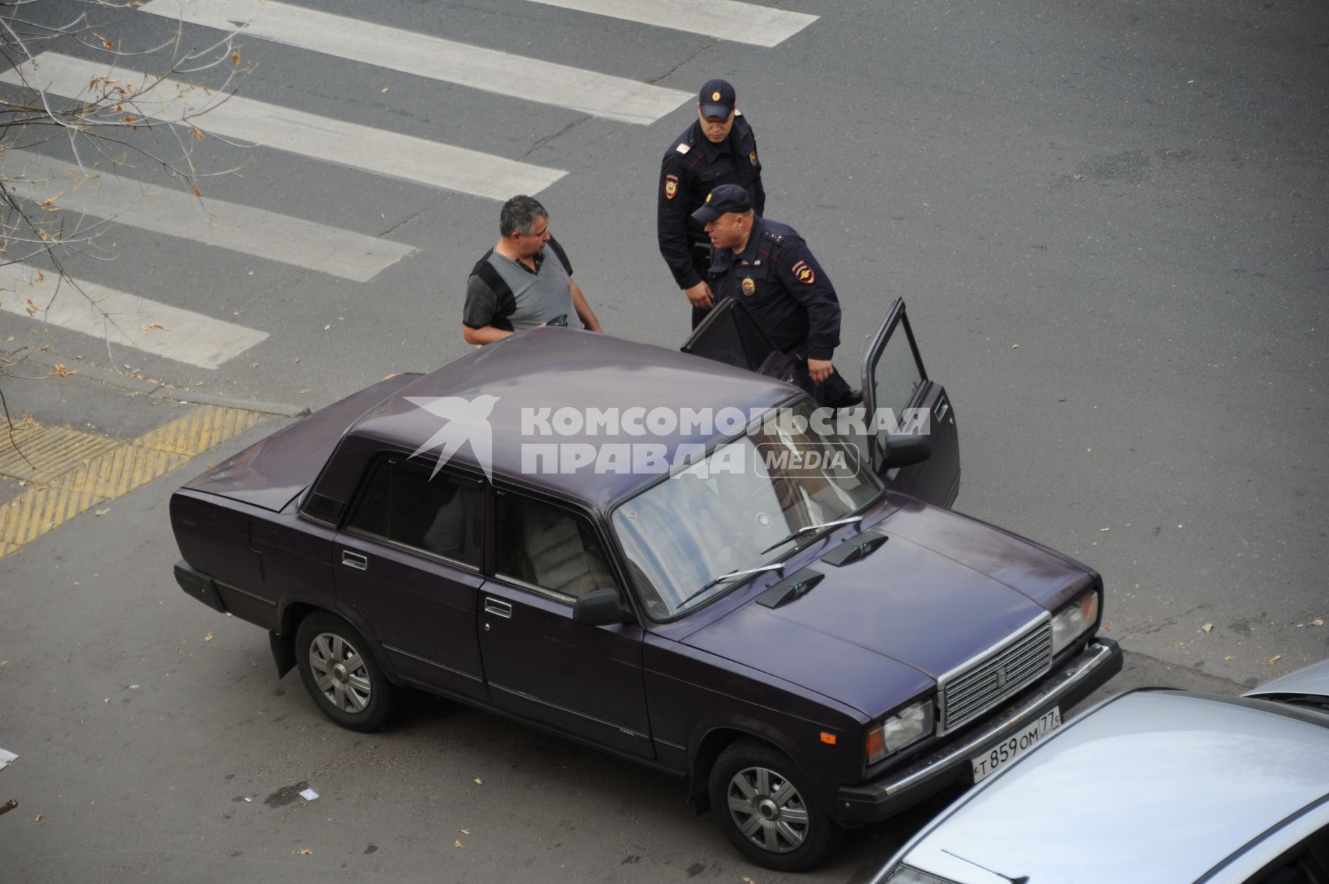 Москва. Полицейские осматривают салон автомобиля.