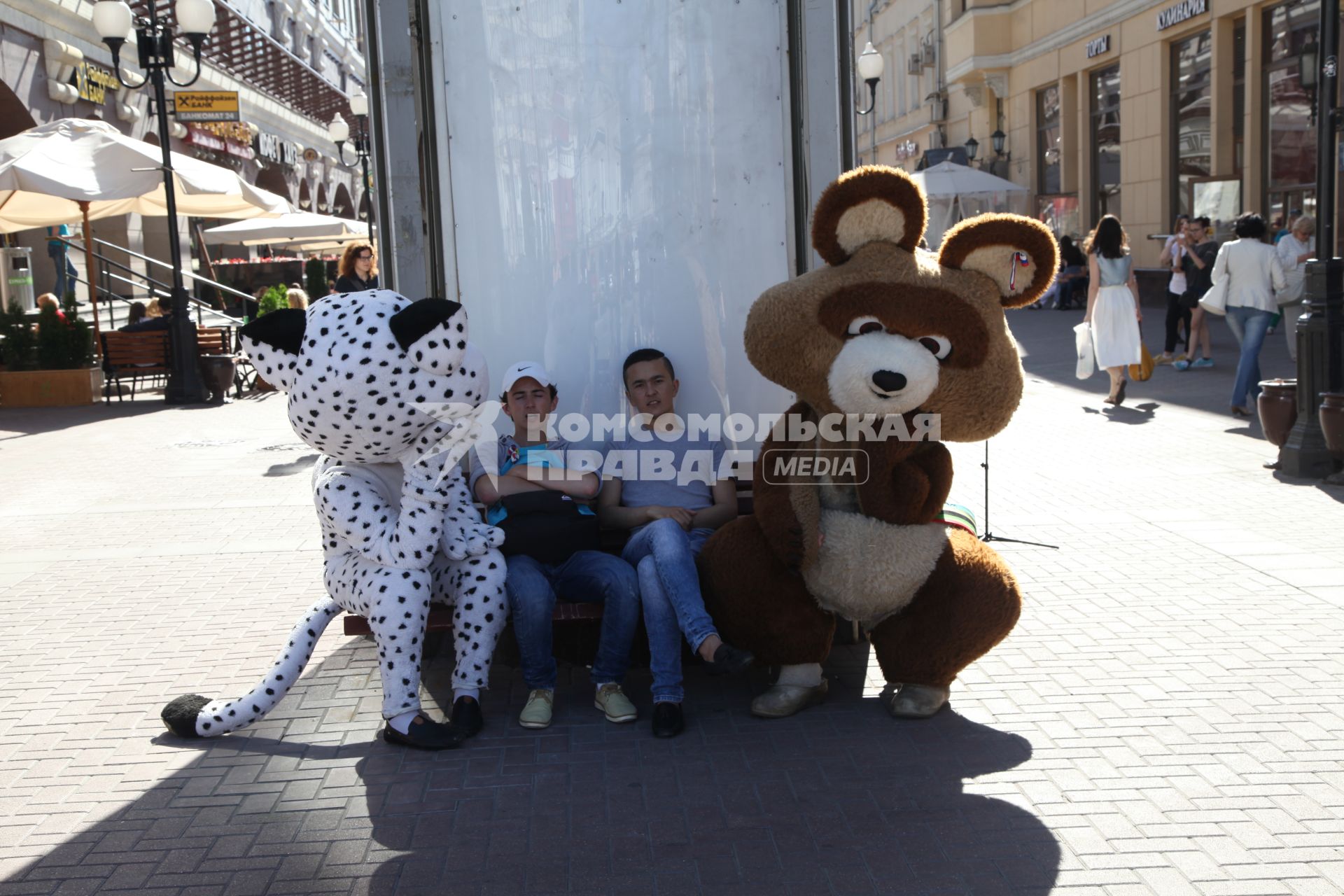 Москва. Ростовые куклы на Старом Арбате.