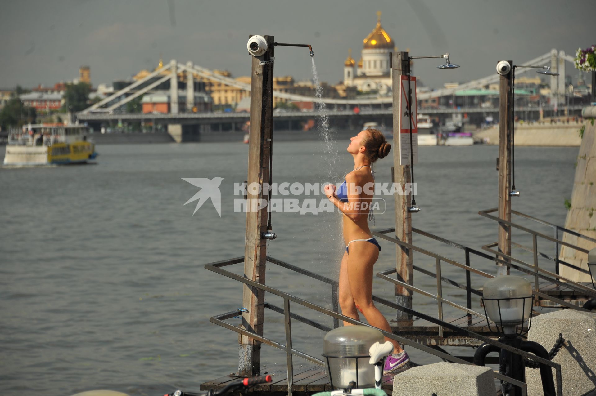 Жара в Москве. Девушка принимает душ в Парке Горького.