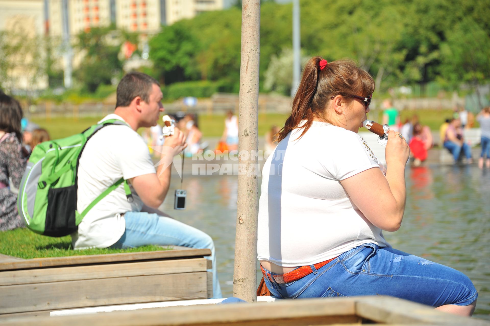 Жара в Москве.  Мужчина и женщина едят мороженое в Парке Горького.