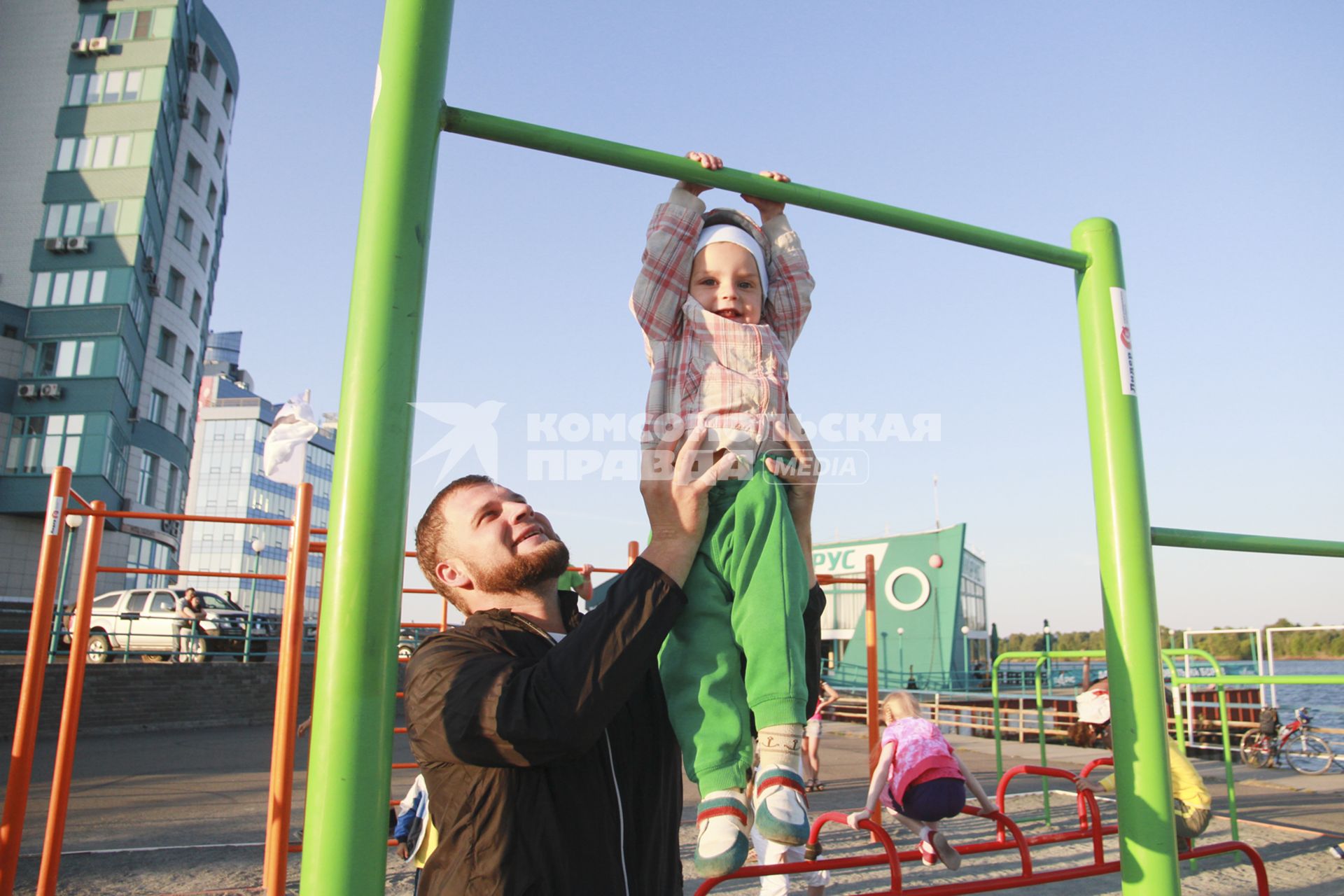 Барнаул. Отец занимается с ребенком на турнике.