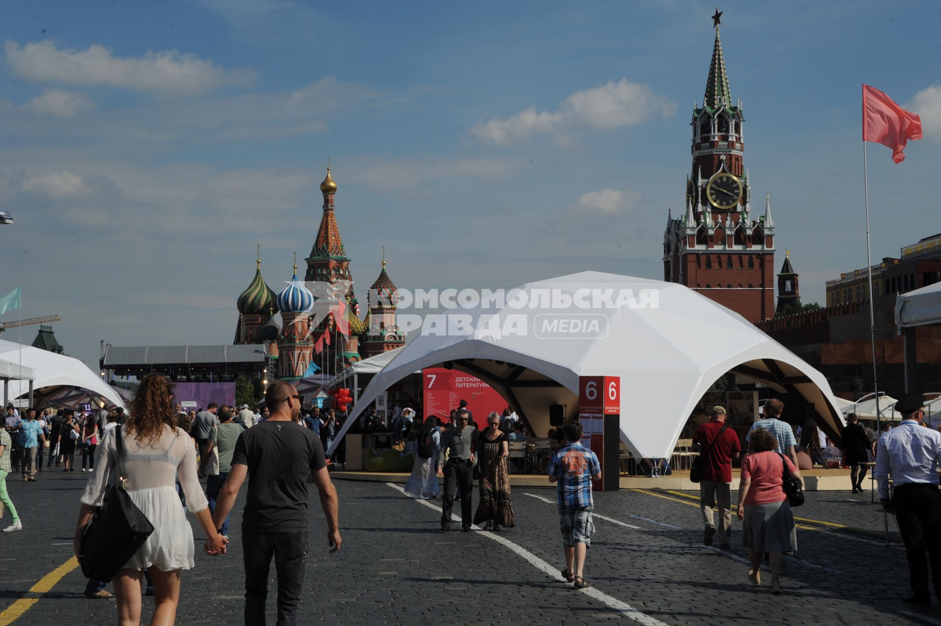 Москва. Открытие фестиваля `Книги России` на Красной площади.