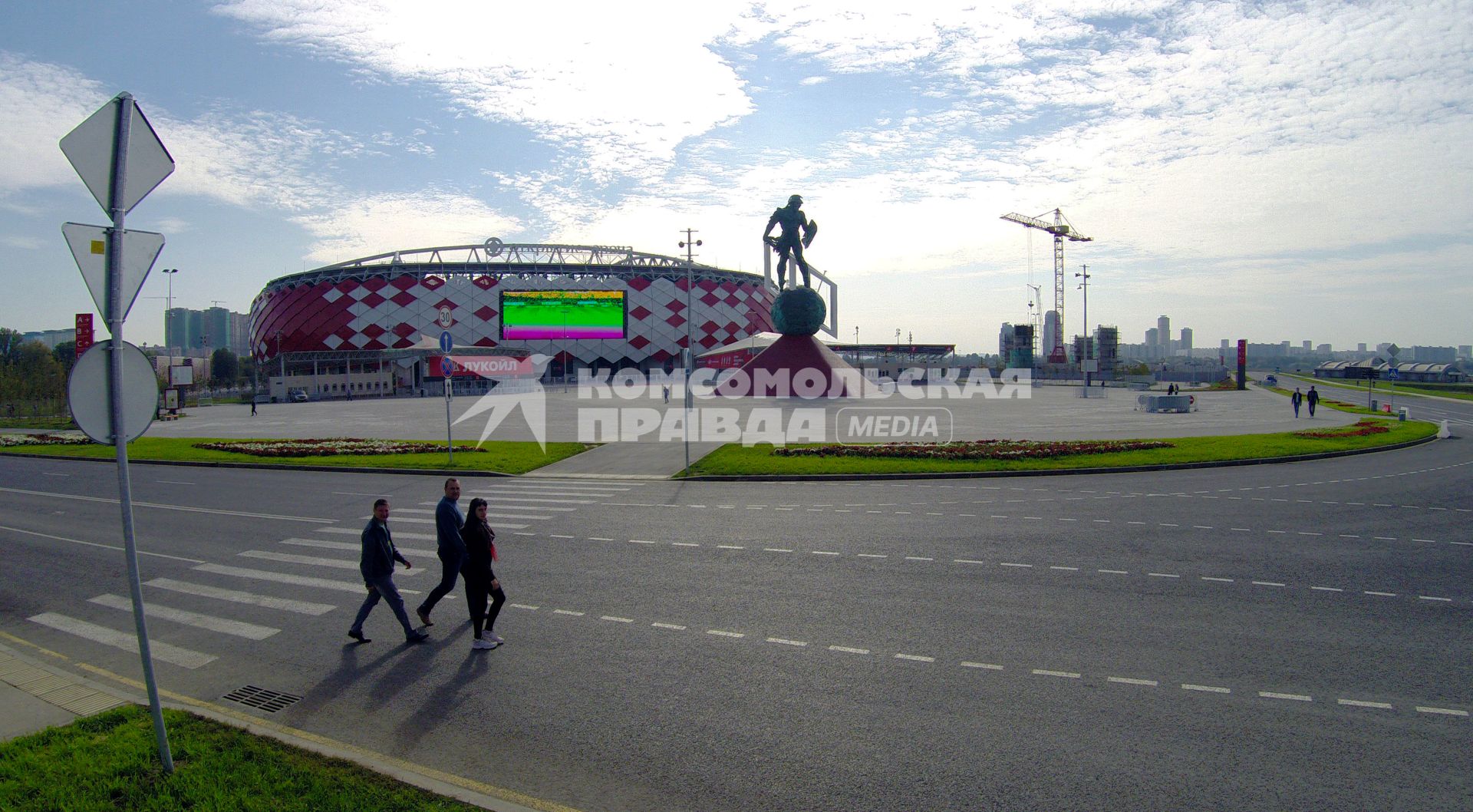 Москва. Стадион `Открытие Арена`. Статуя гладиатора перед входом на стадион.