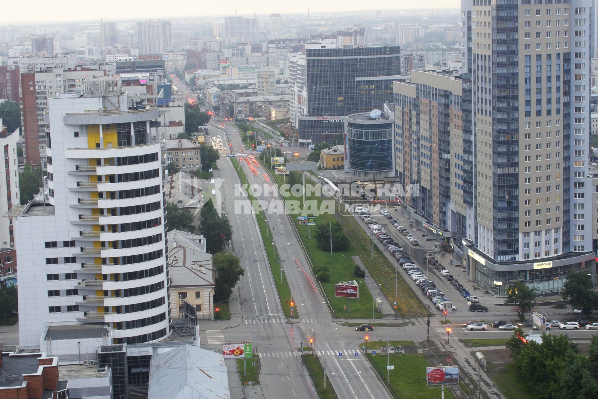 Улица Московская. Фотографы-блогеры фотографируют городские виды с крыш и верхних этажей новостроек, в рамках проекта Комсомольской правды \"Екатеринбург на высоте\". Екатеринбург