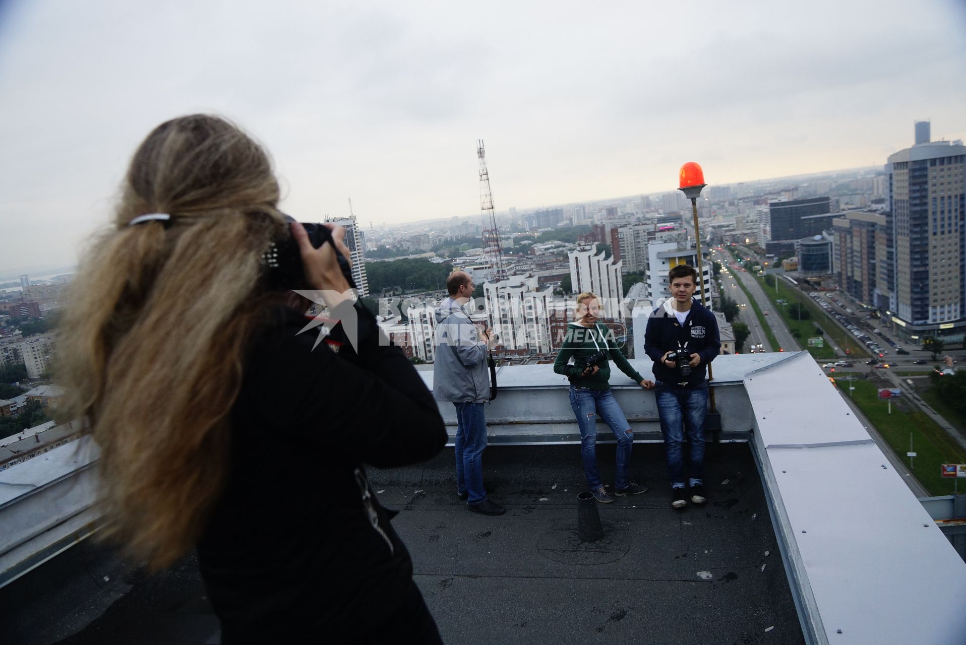 Фотографы-блогеры фотографируют городские виды с крыш и верхних этажей новостроек, в рамках проекта Комсомольской правды \"Екатеринбург на высоте\".  Екатеринбург