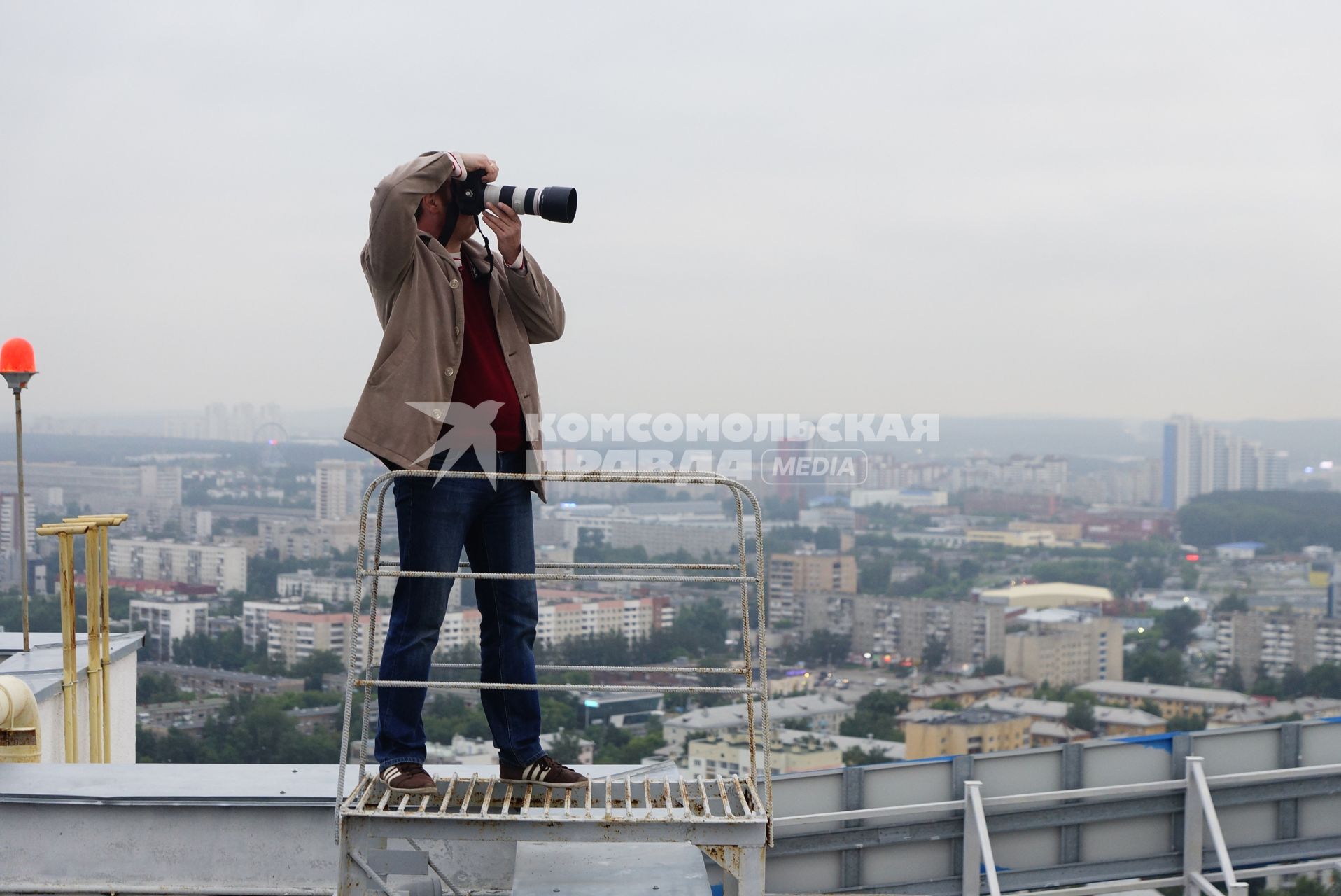 Фотографы-блогеры фотографируют городские виды с крыш и верхних этажей новостроек, в рамках проекта Комсомольской правды \"Екатеринбург на высоте\".  Екатеринбург