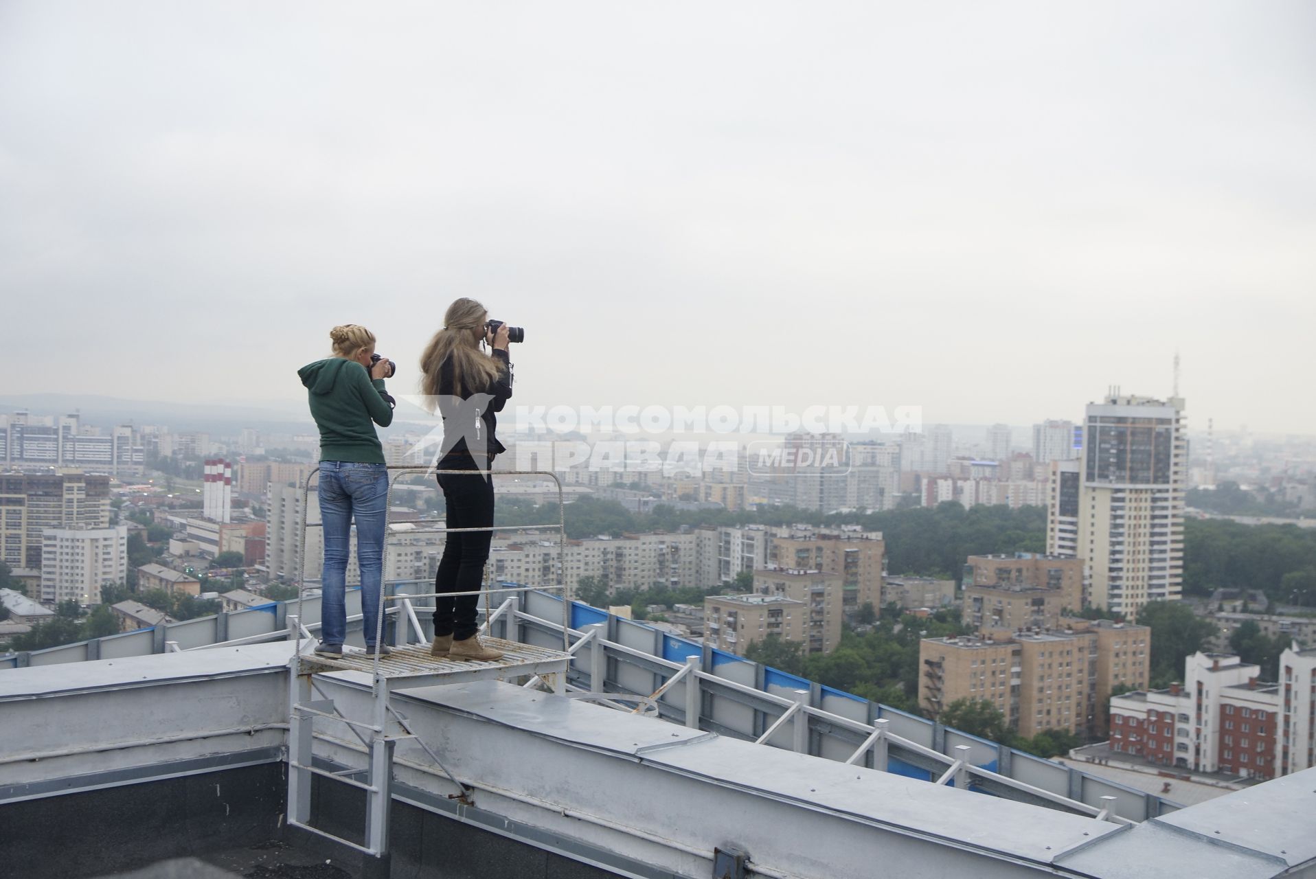 Фотографы-блогеры фотографируют городские виды с крыш и верхних этажей новостроек, в рамках проекта Комсомольской правды \"Екатеринбург на высоте\". Екатеринбург