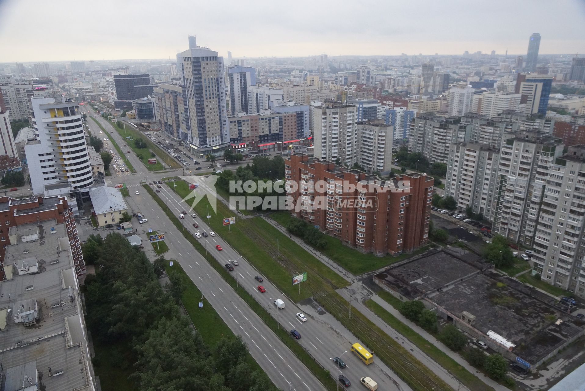 Улица Московская. Фотографы-блогеры фотографируют городские виды с крыш и верхних этажей новостроек, в рамках проекта Комсомольской правды \"Екатеринбург на высоте\". Екатеринбург