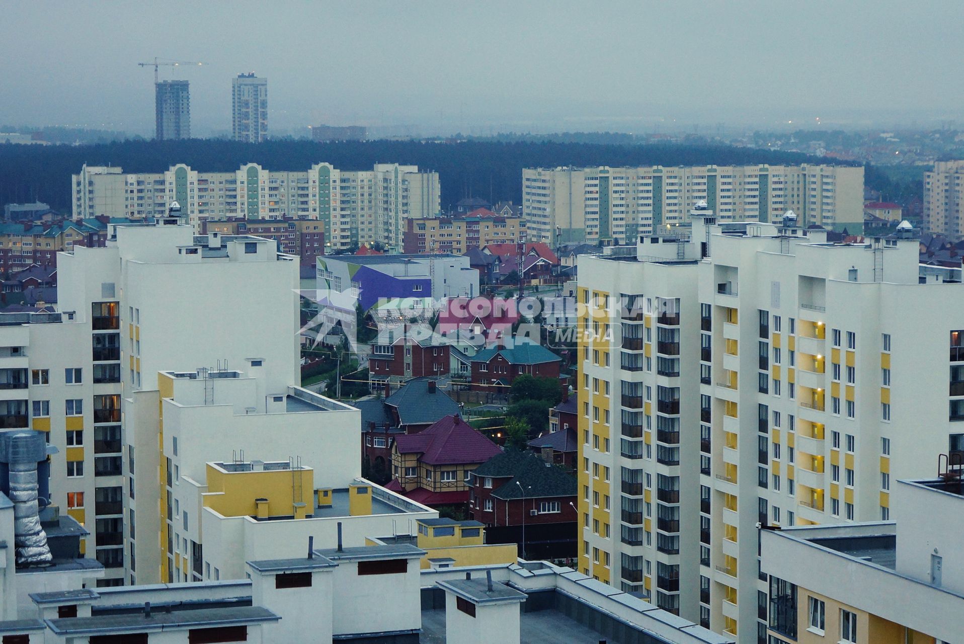 Спальный район \"Академический\". Фотографы-блогеры снимали городские виды с крыш и верхних этажей новостроек, в рамках проекта Комсомольской правды \"Екатеринбург на высоте\". Екатеринбург