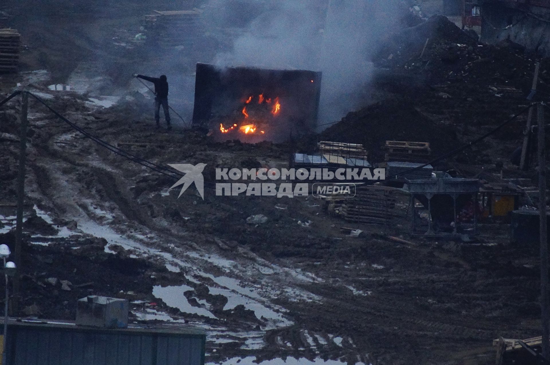 Рабочие жгут строитеьный мусор на стройке, в спальном районе \"Академический\". Фотографы-блогеры снимали городские виды с крыш и верхних этажей новостроек, в рамках проекта Комсомольской правды \"Екатеринбург на высоте\". Екатеринбург