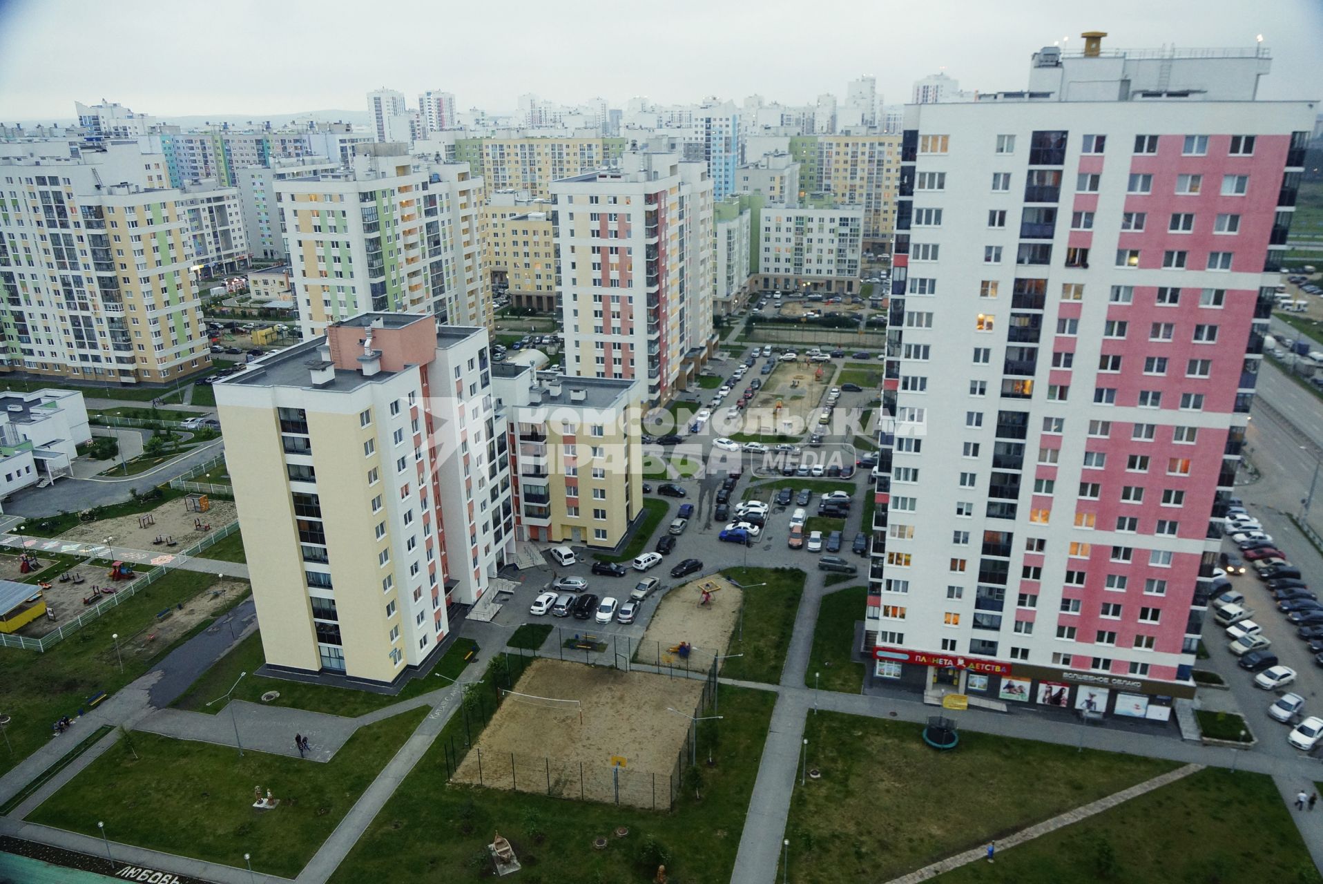 Спальный район \"Академический\". Фотографы-блогеры снимали городские виды с крыш и верхних этажей новостроек, в рамках проекта Комсомольской правды \"Екатеринбург на высоте\". Екатеринбург