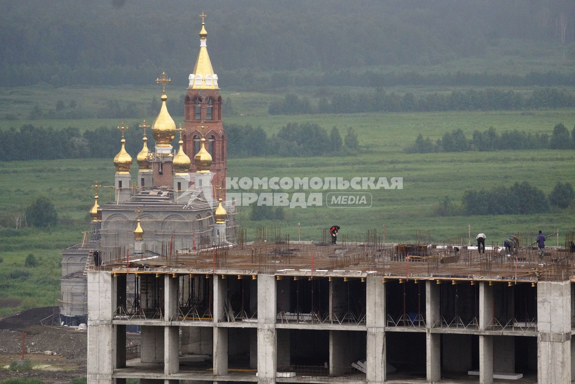 Рабочие строят многоэтажный жилой дом, в спальном районе \"Академический\". Фотографы-блогеры фотографируют городские виды с крыш и верхних этажей новостроек, в рамках проекта Комсомольской правды \"Екатеринбург на высоте\". Екатеринбург