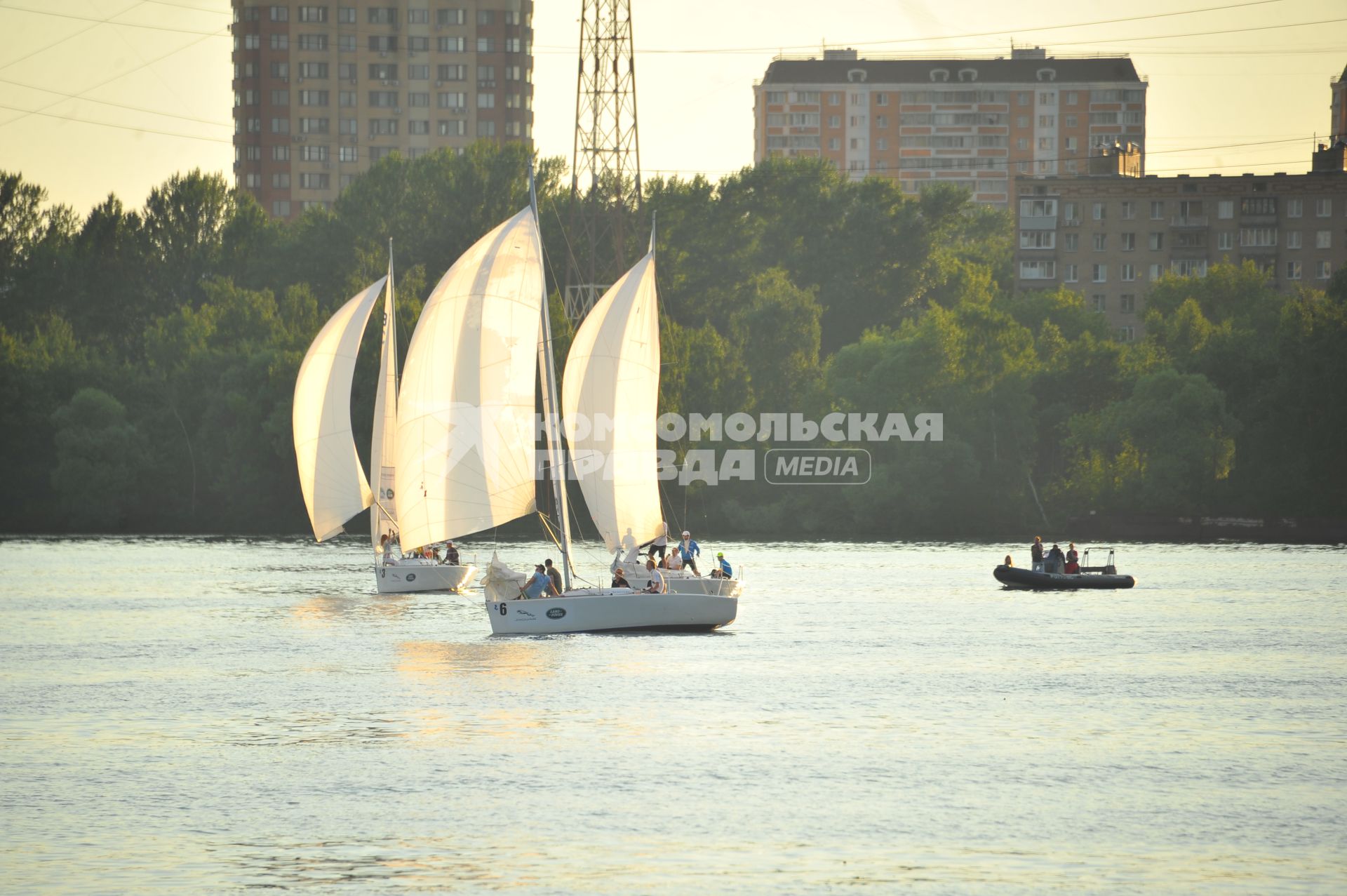 Москва. Парусные лодки  на территории Beach-club   Химкинского водохранилища  на Ленинградском шоссе 39.