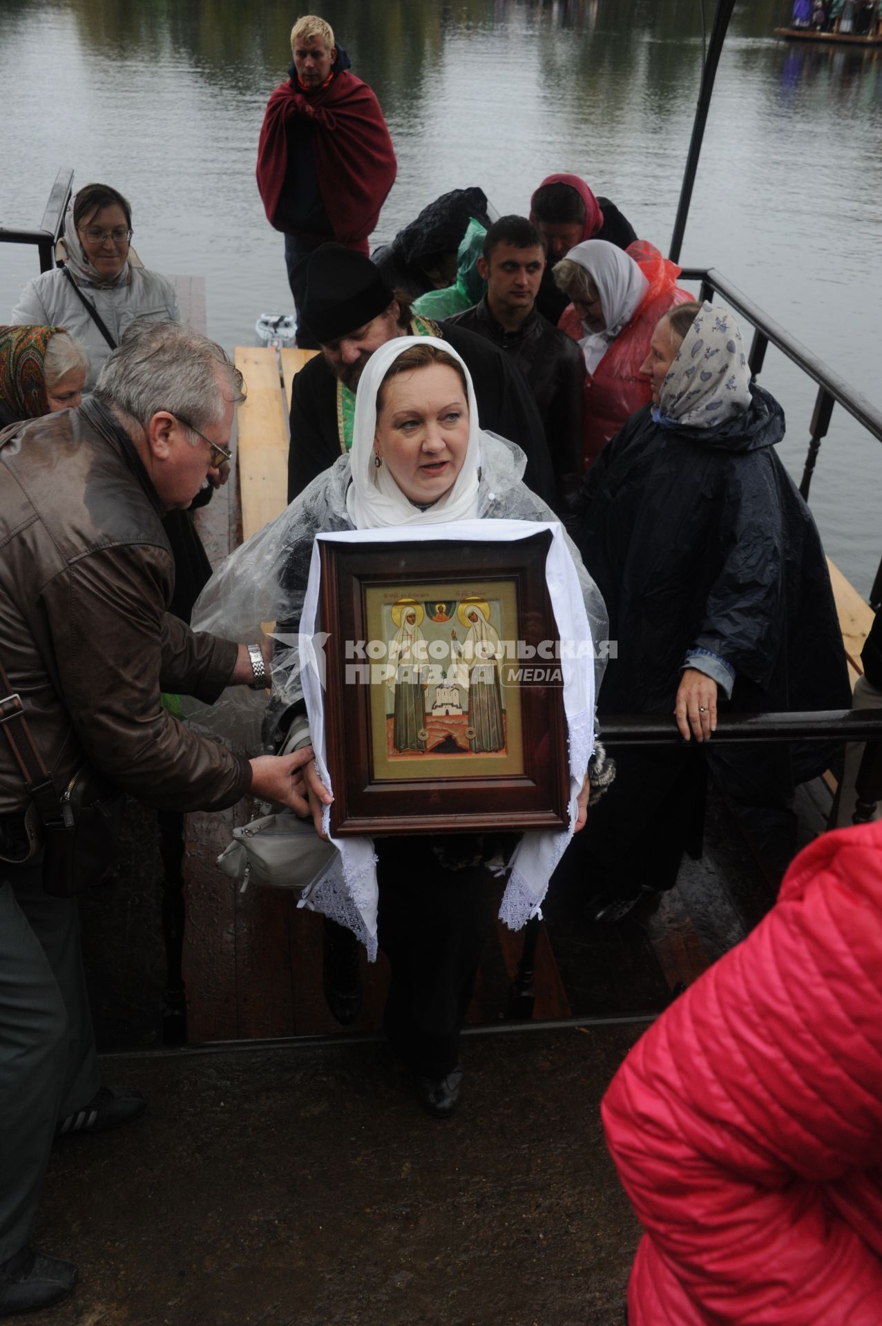 Московская область. Участники III Елизаветинского Крестного хода переправляются через Москва-реку в направлении села Усово.