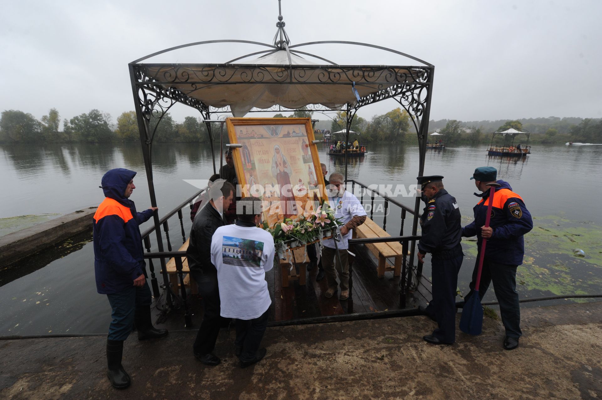 Московская область. Участники III Елизаветинского Крестного хода переправляются через Москва-реку в направлении села Усово.