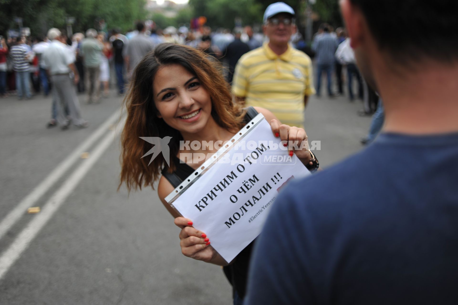 Армения, Ереван. Участница акции протеста против повышения тарифов на электричество.