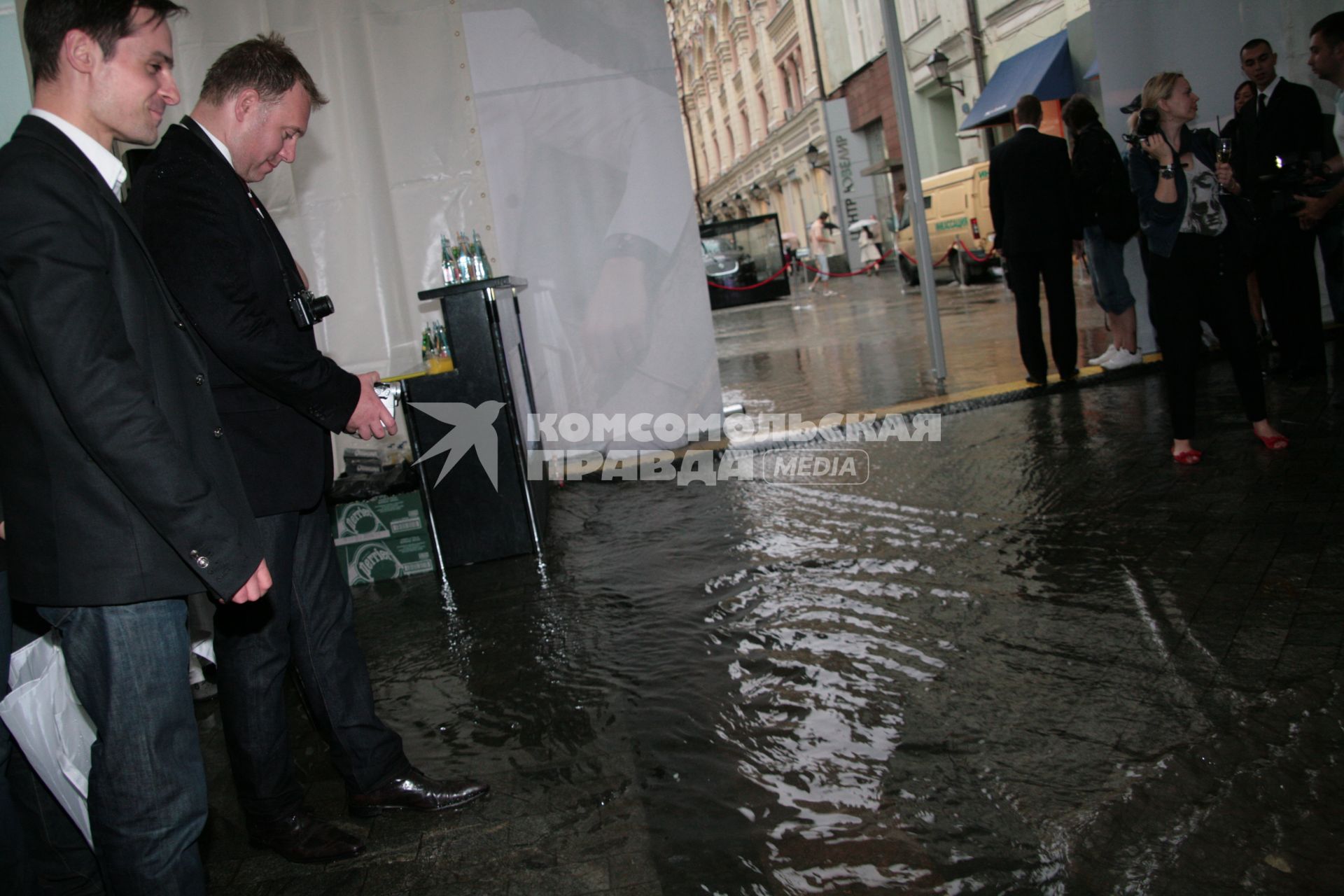 Москва. Лондонский celebrity-фотограф Крис Флойд (второй слева) на открытии своей выставки в Столешниковом переулке.