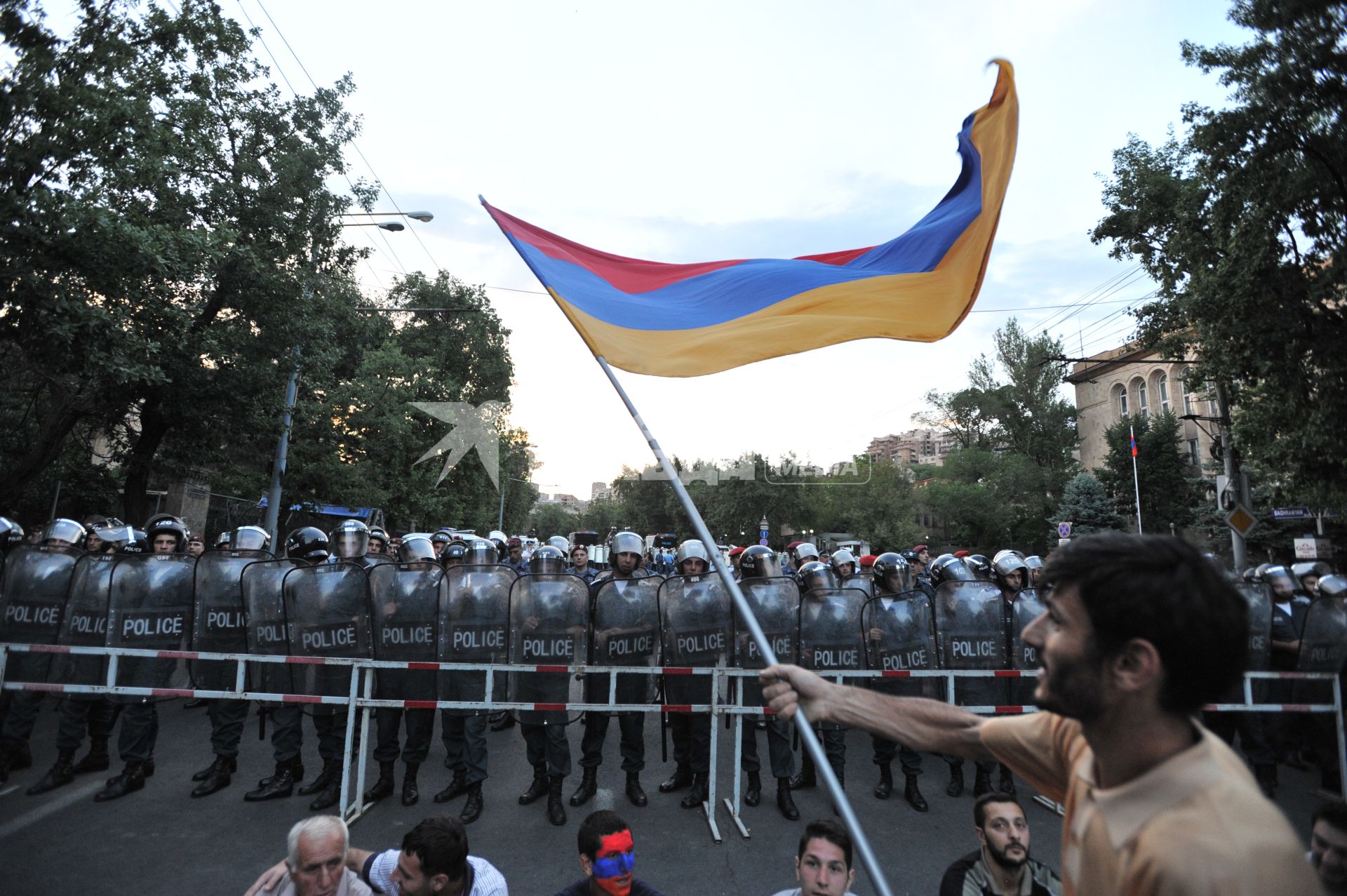 Армения, Ереван. Участники акции протеста против повышения тарифов на электричество.