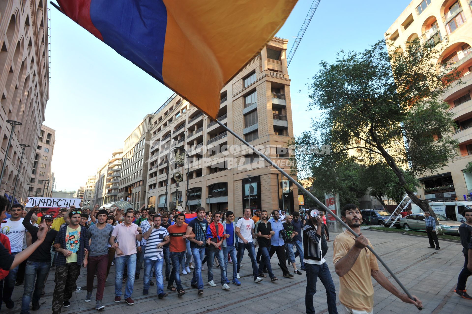 Армения, Ереван. Участники акции протеста против повышения тарифов на электричество.