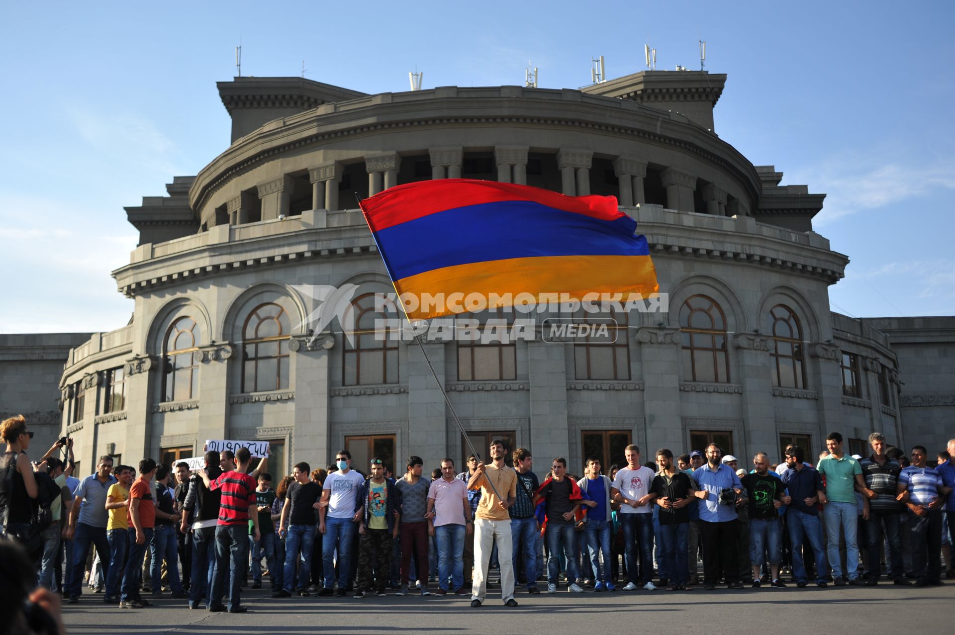 Армения, Ереван. Участники акции протеста против повышения тарифов на электричество.