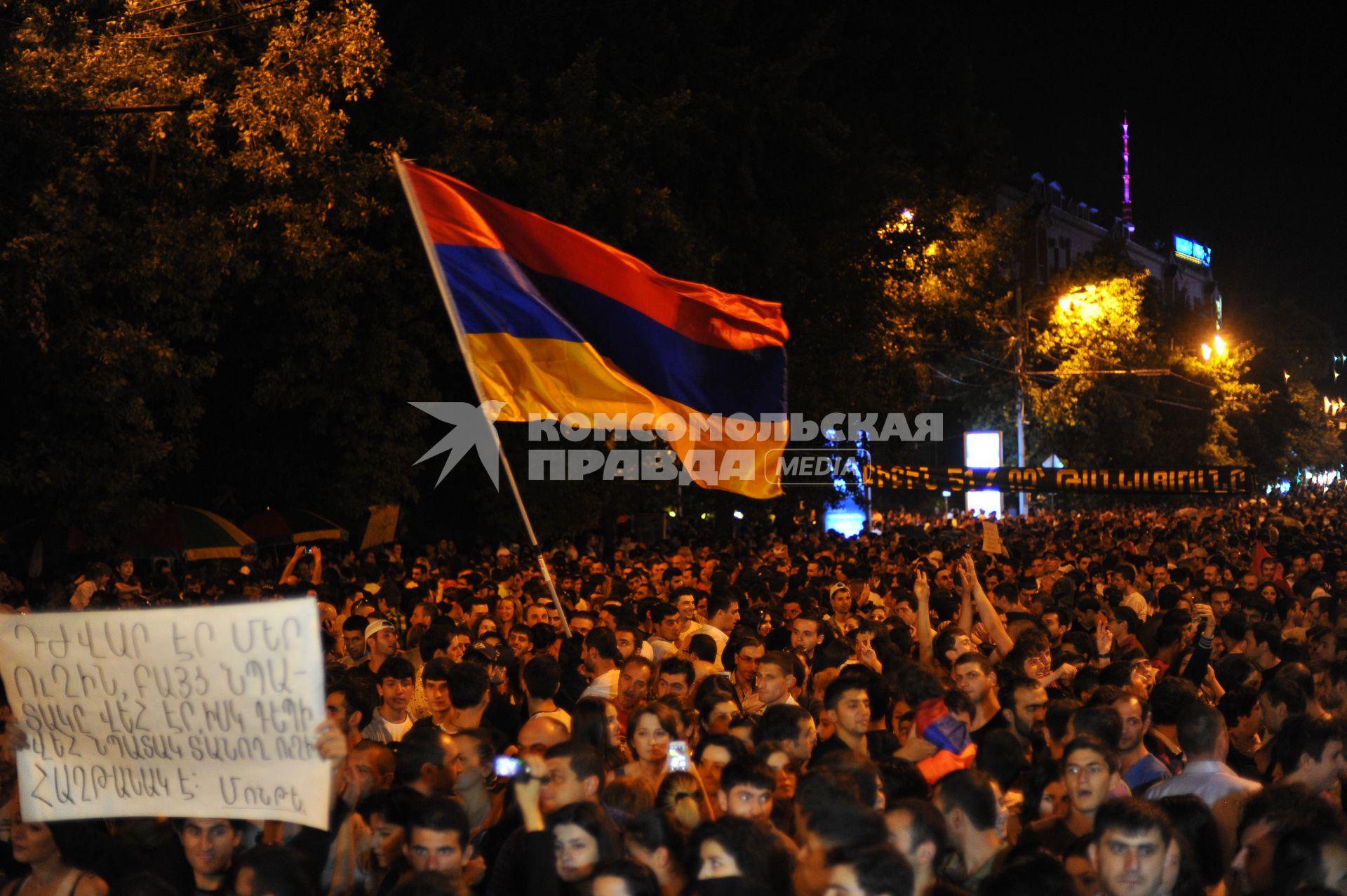 Армения, Ереван. Участники ночной акции протеста против повышения тарифов на электричество.