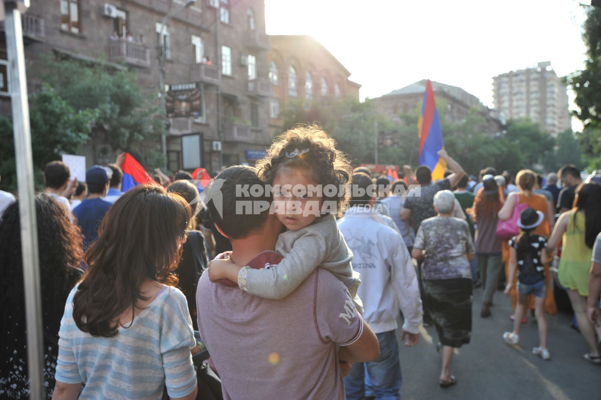 Армения, Ереван. Мужчина с ребенком на акции протеста против повышения тарифов на электричество.
