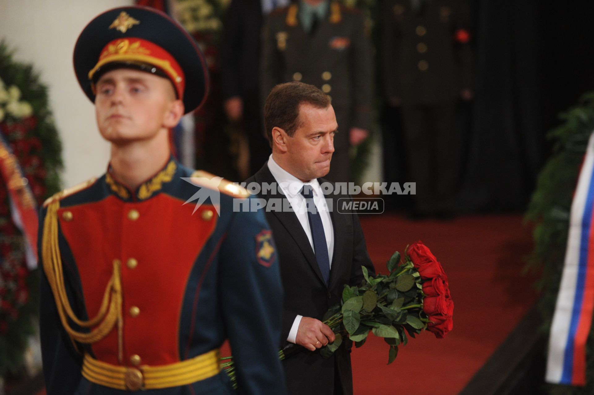 Москва. Председатель правительства РФ Дмитрий Медведев во время церемонии прощания с политиком Евгением Примаковым в Колонном зале Дома Союзов.