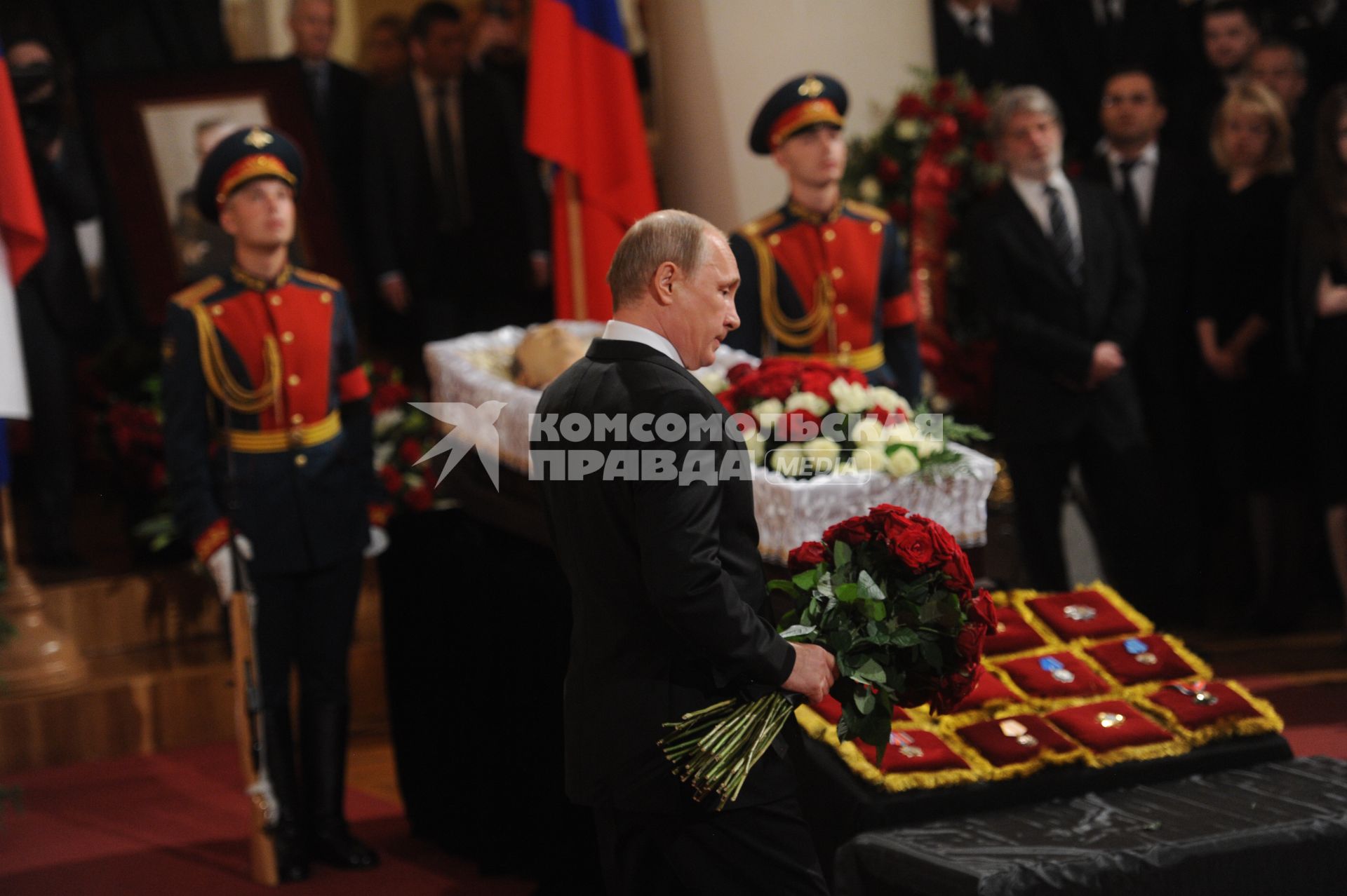 Москва. Президент РФ Владимир Путин во время церемонии прощания с политиком Евгением Примаковым в Колонном зале Дома Союзов.