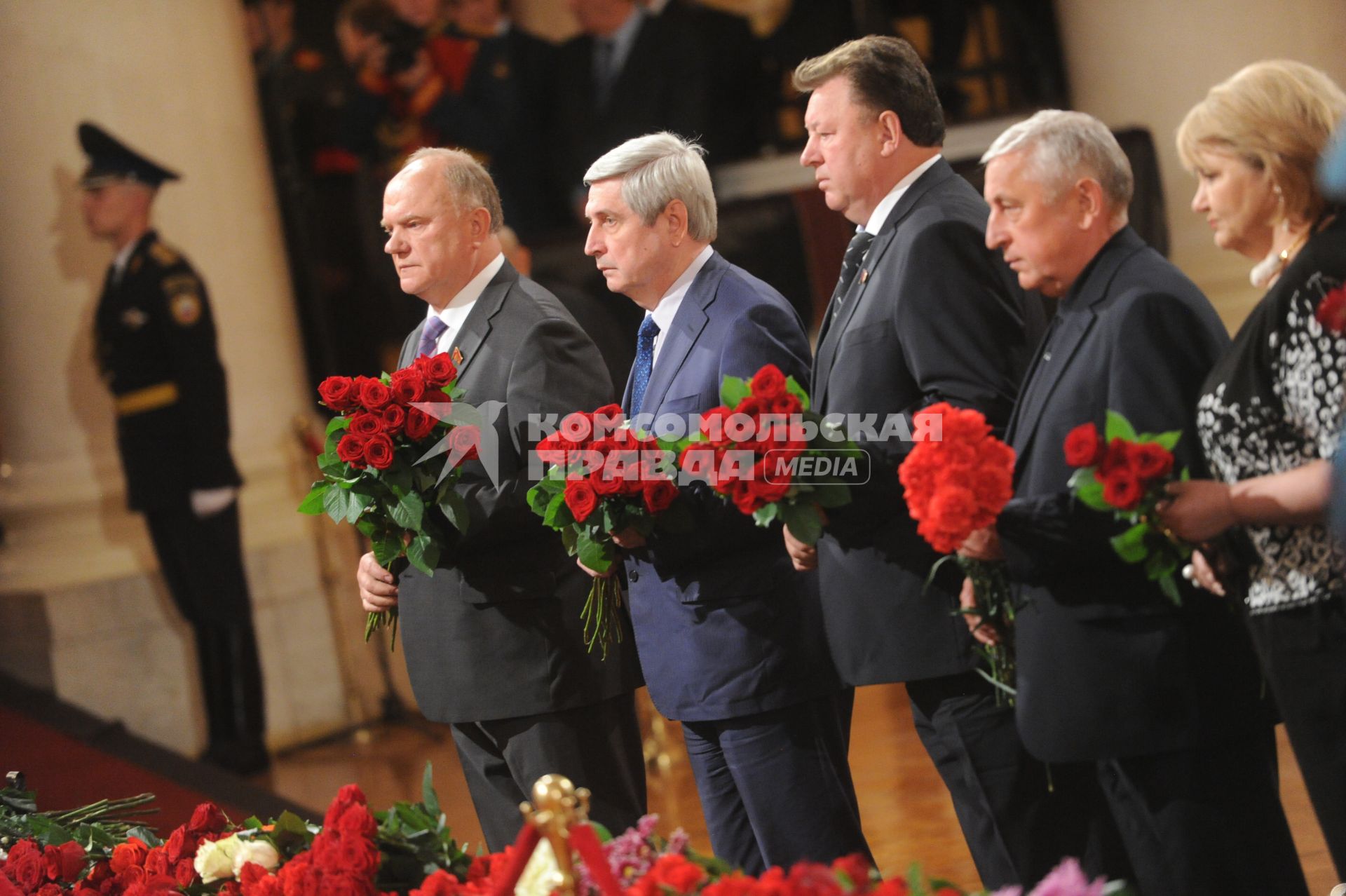 Москва. Слева направо: председатель КПРФ Геннадий Зюганов, его  заместители Иван Мельников, Владимир Кашин и член КПРФ, председатель комитета Госдумы РФ по региональной политике и проблемам Севера и Дальнего Востока Николай Харитонов во время церемонии прощания с политиком Евгением Примаковым в Колонном зале Дома Союзов.