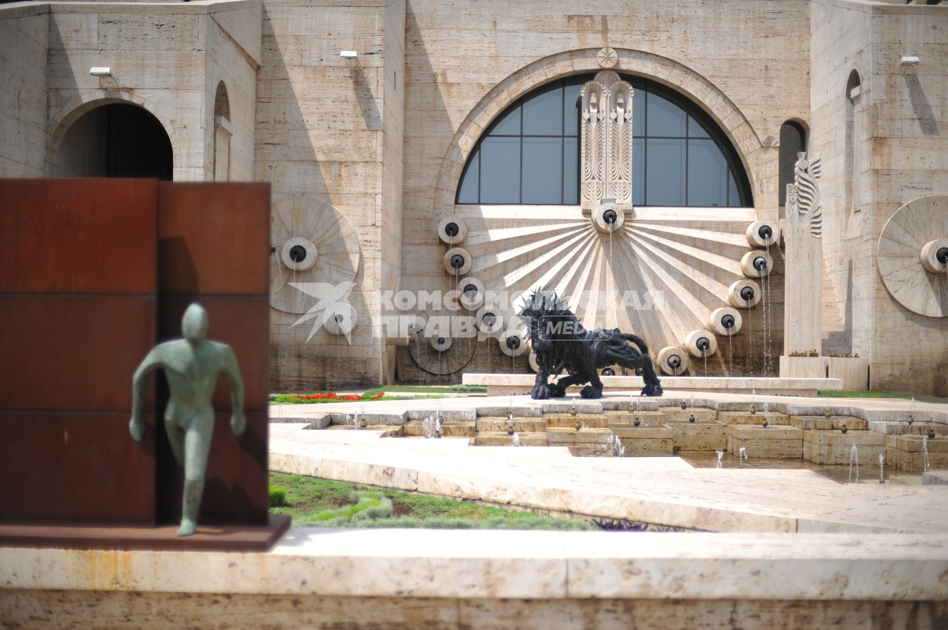 Армения, Ереван. Скульптура льва у Большого Каскада.