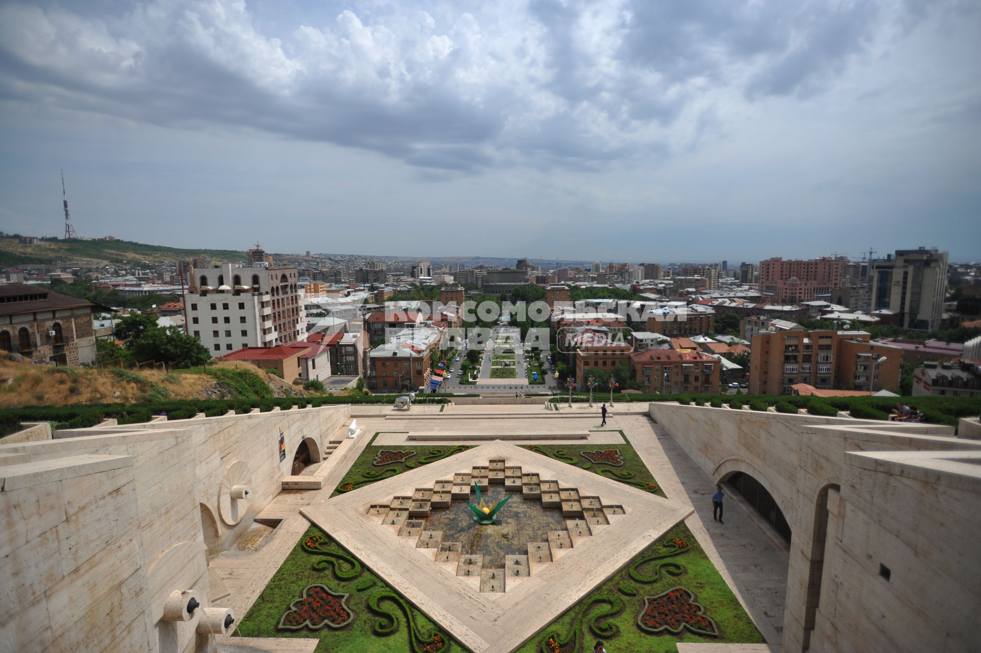 Армения, Ереван. Вид на центральную часть Еревана со смотровой площадки Большого Каскада.