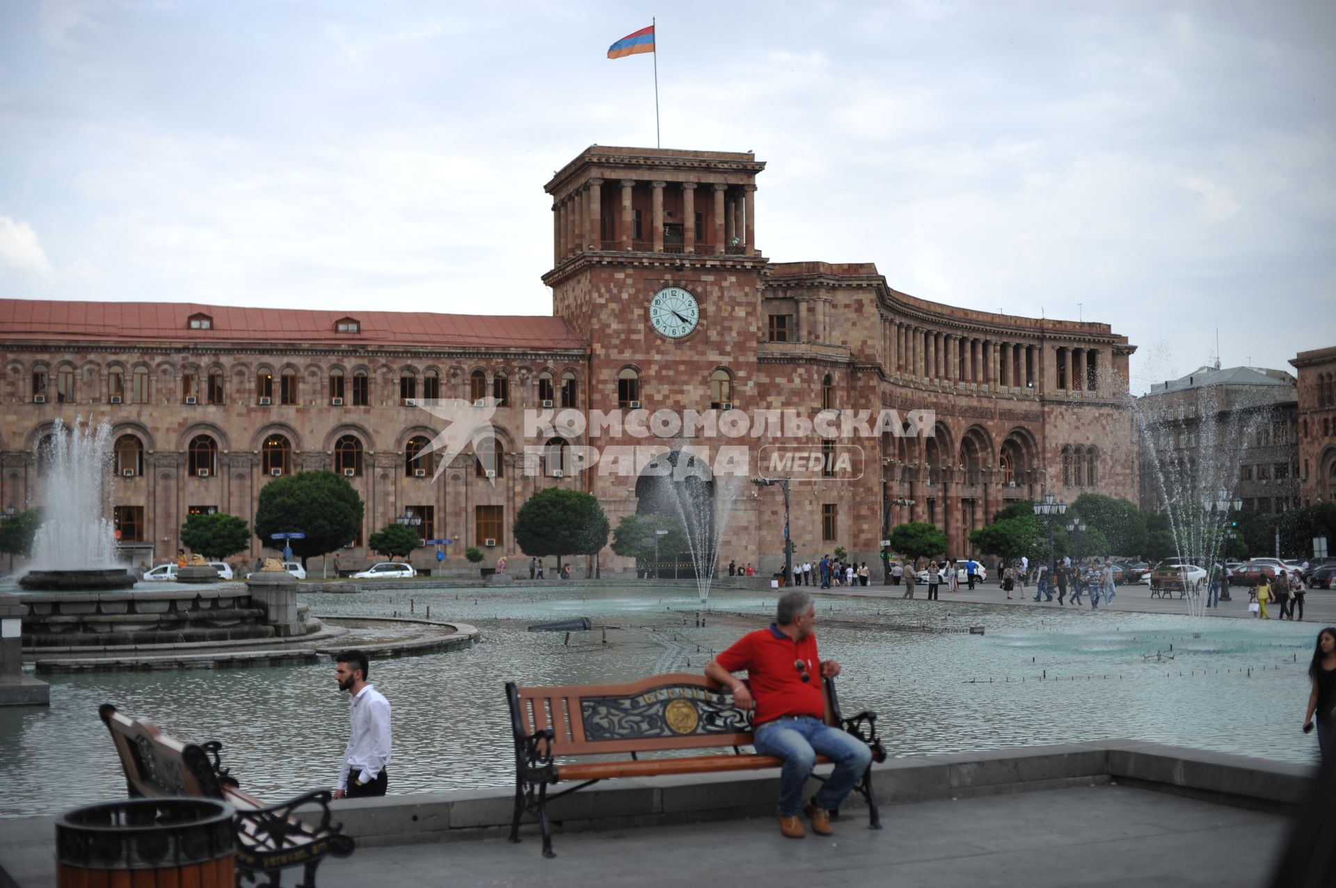 Армения, Ереван. Дом Правительства на площади Республики.
