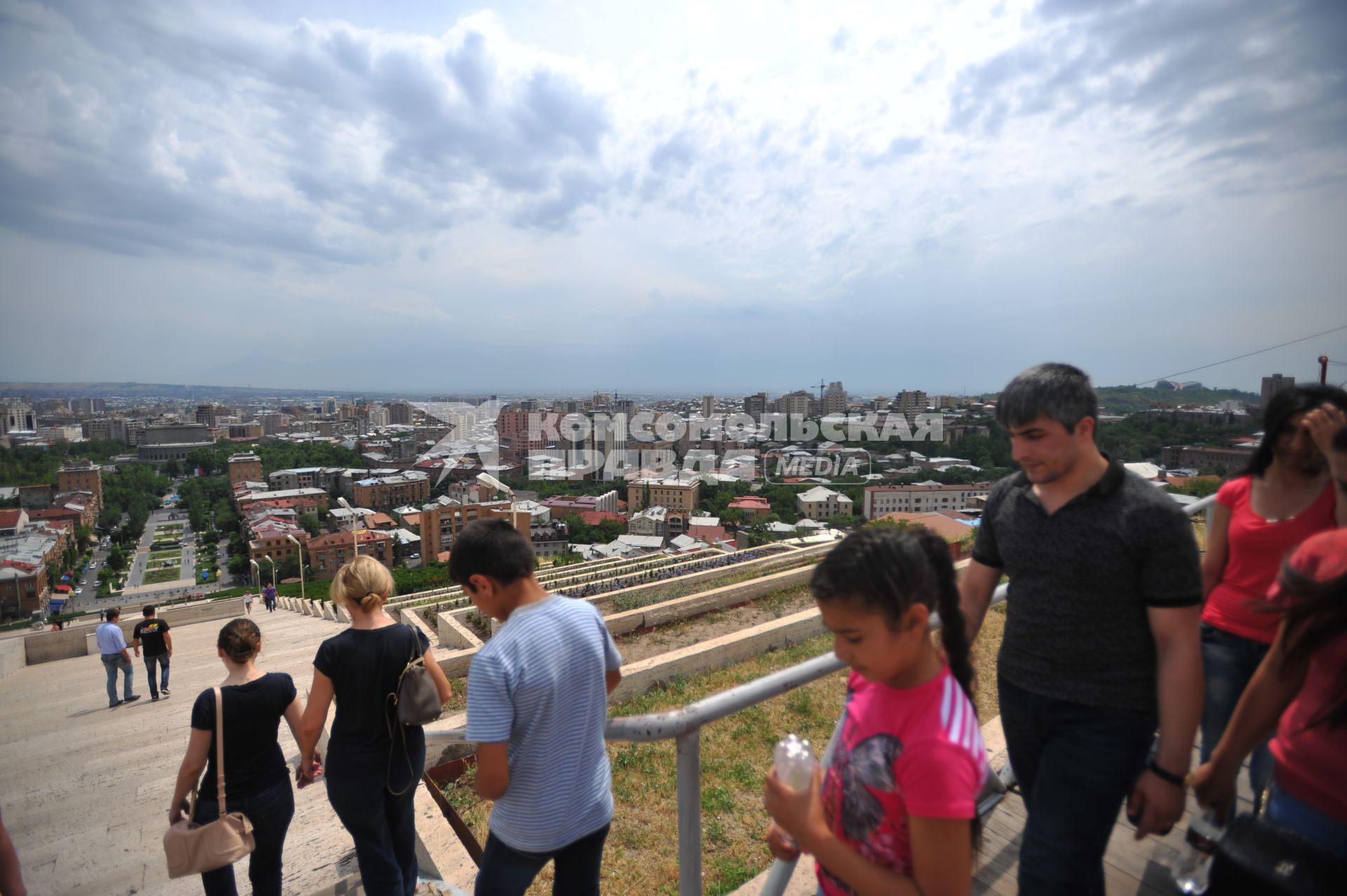 Армения, Ереван. Люди на смотровой площадке Большого Каскада.