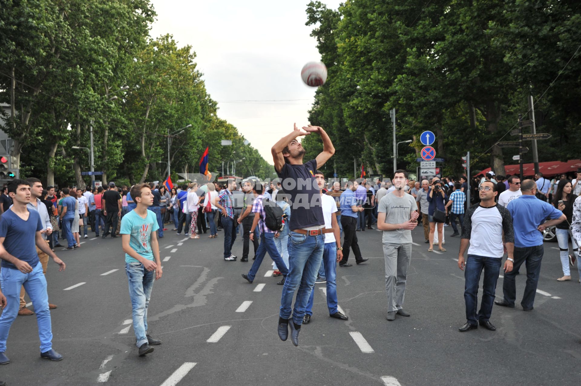 Армения, Ереван. Участники акции протеста против повышения тарифов на электричество играют в волейбол.