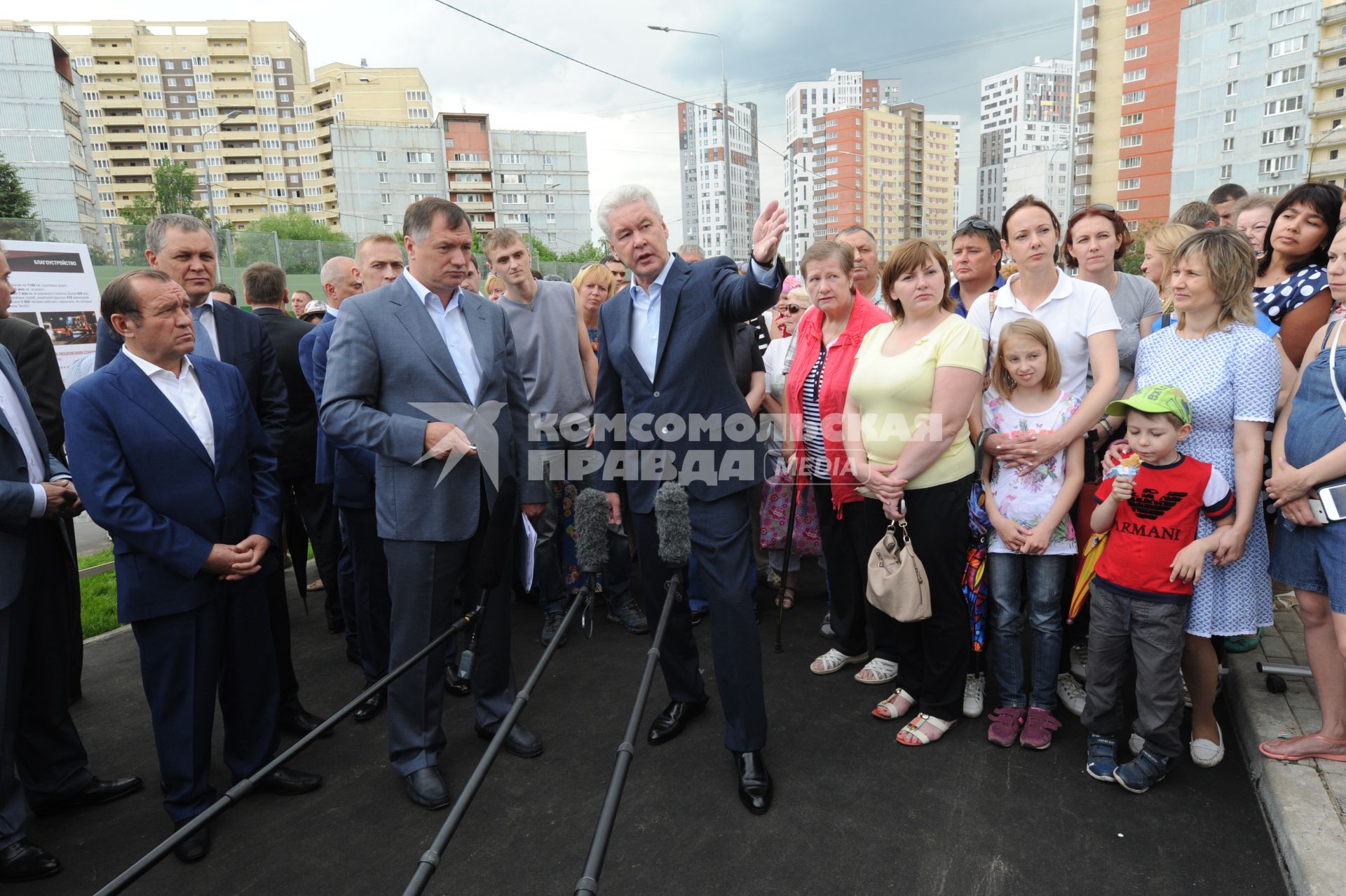 Заместитель мэра Москвы по вопросам жилищно-коммунального хозяйства и благоустройства Петр Бирюков, заместитель мэра Москвы по вопросам градостроительной политики и строительства Марат Хуснуллин и мэр Москвы Сергей Собянин (слева направо) во время открытия новых транспортных и социальных объектов в Новой Москве.