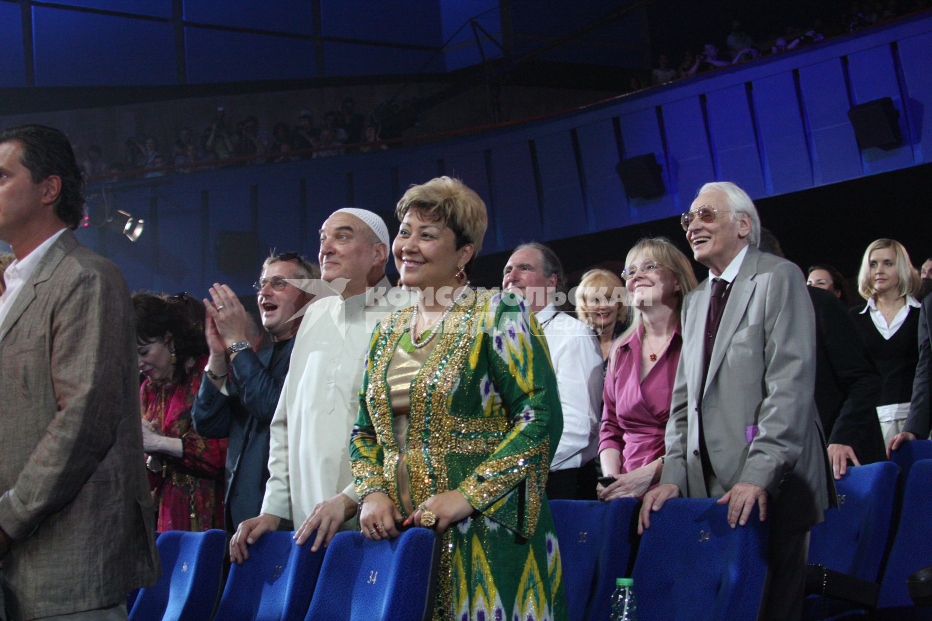 Диск128. Московский Международный кинофестиваль 2011 год ММКФ 2011. На снимке (слева направо): первый ряд - актер Петренко Алексей, его жена Расулова Азима, второй ряд -  актриса Белохвостикова Наталия и режиссер Наумов Владимир