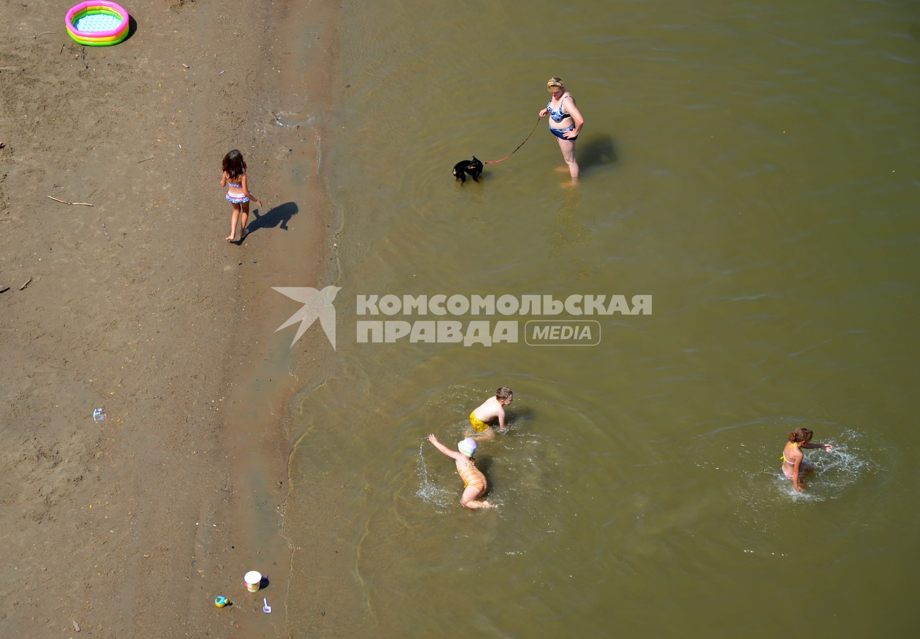 Новосибирск. Люди купаются в реке.
