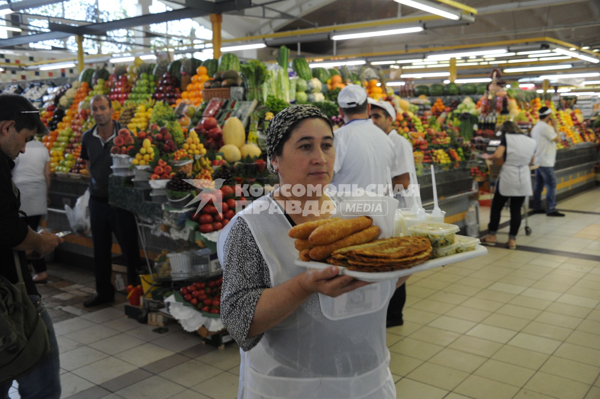 Москва. Женщина разносит еду для продавцов на Дорогомиловском рынке.