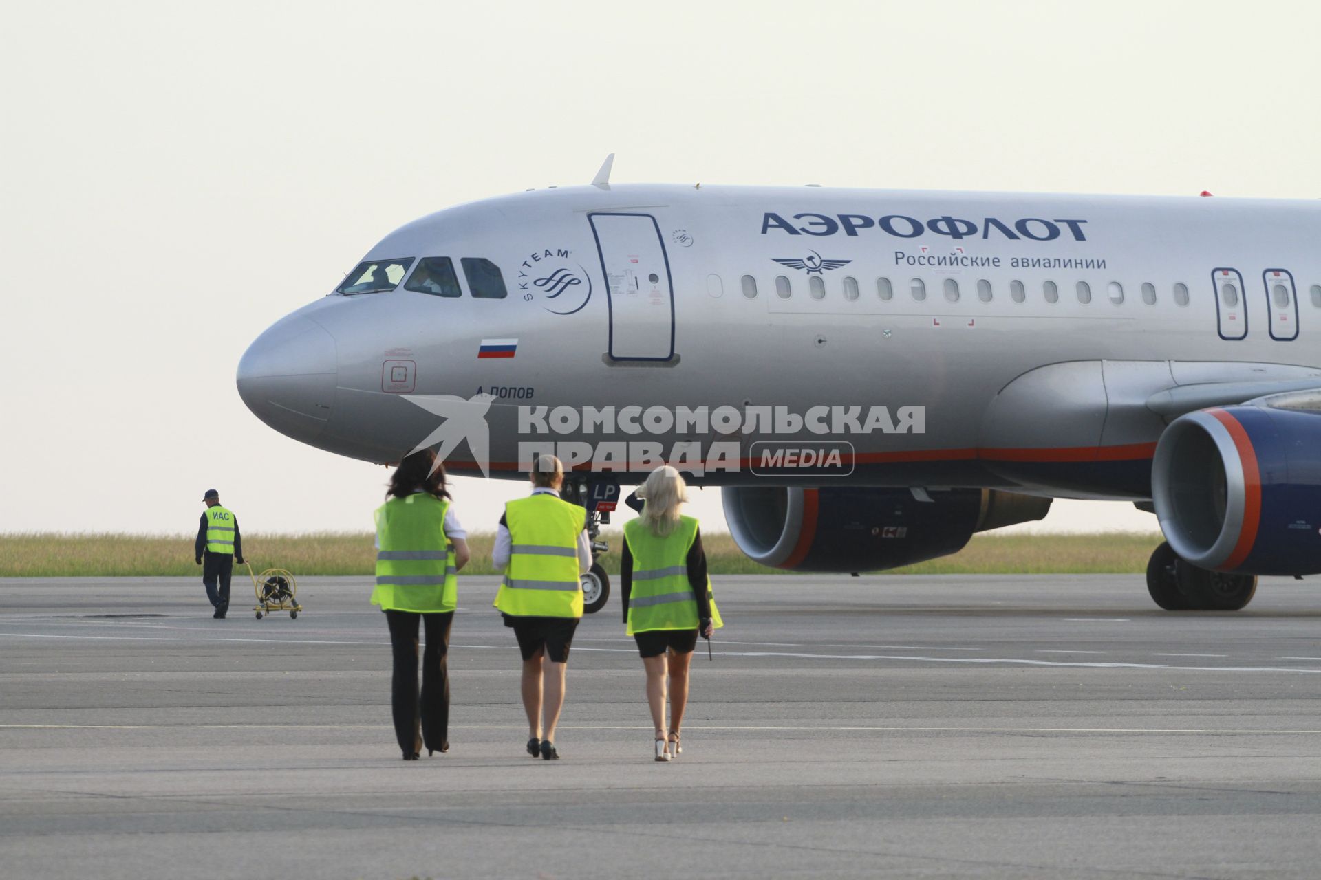 Барнаул. Персонал барнаульского аэропорта идет к самолету Airbus A320 российской авиакомпании `Аэрофлот`.