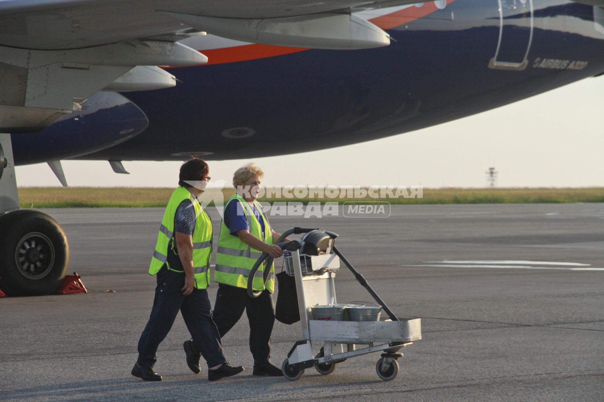 Барнаул. Уборка в самолете Airbus A320 российской авиакомпании `Аэрофлот` в барнаульском аэропорту.