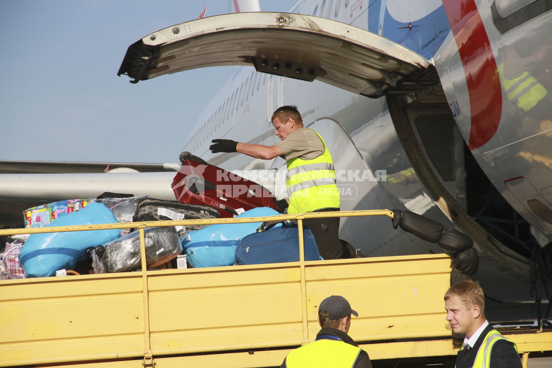 Барнаул. Выгрузка багажа из самолета Airbus A320 российской авиакомпании Ural Airlines в барнаульском аэропорту.