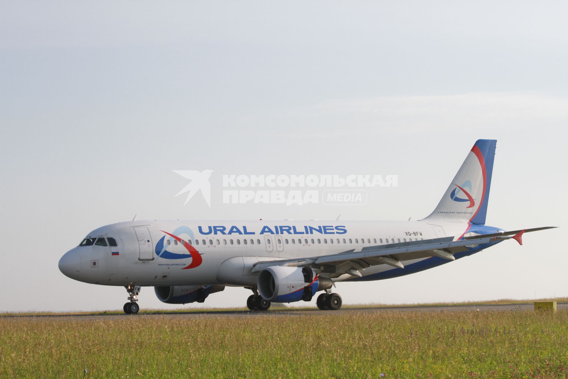 Барнаул. Самолет Airbus A320 российской авиакомпании Ural Airlines во время посадки в барнаульском аэропорту.