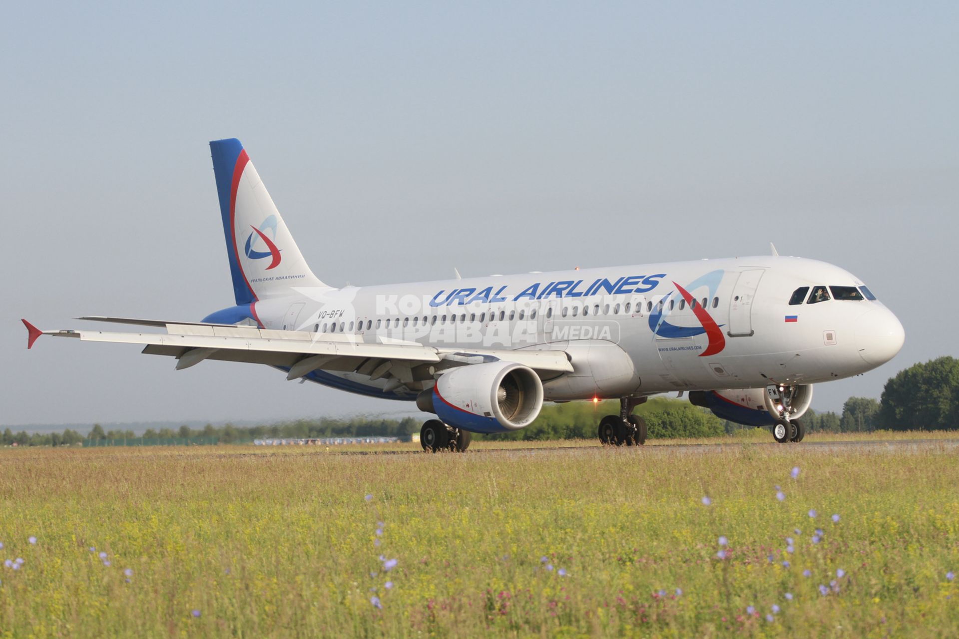 Барнаул. Самолет Airbus A320 российской авиакомпании Ural Airlines во время посадки в барнаульском аэропорту.