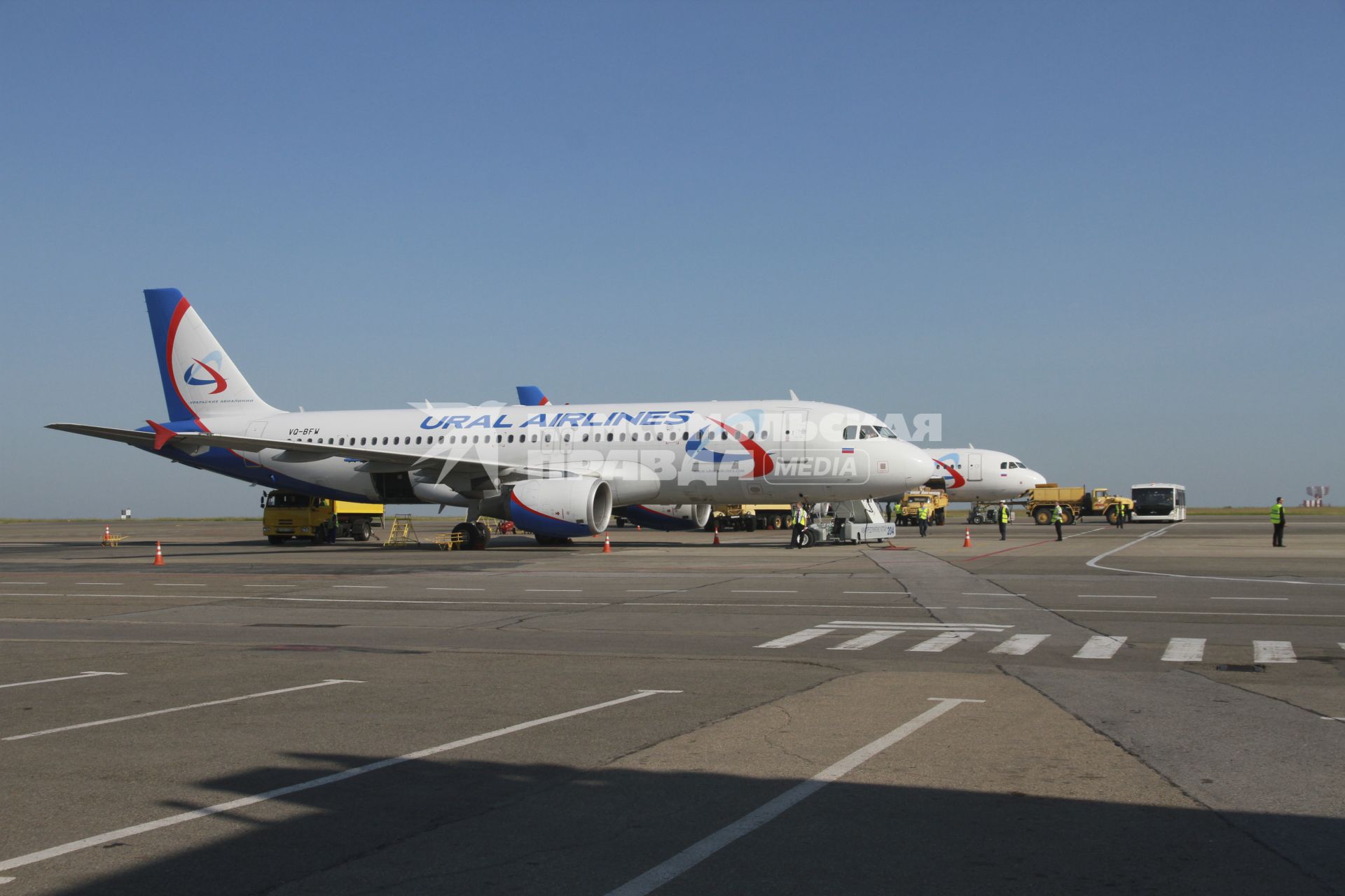 Барнаул. Самолет Airbus A320 российской авиакомпании Ural Airlines на взлетной полосе в барнаульском аэропорту.