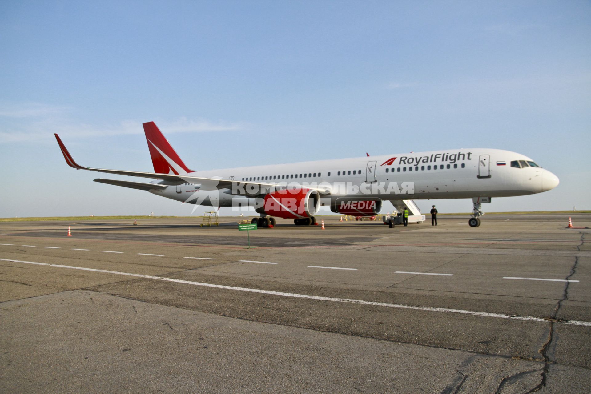 Барнаул. Самолет Boeing 757-200 российской авиакомпании Royal Flight на взлетной полосе в барнаульском аэропорту.