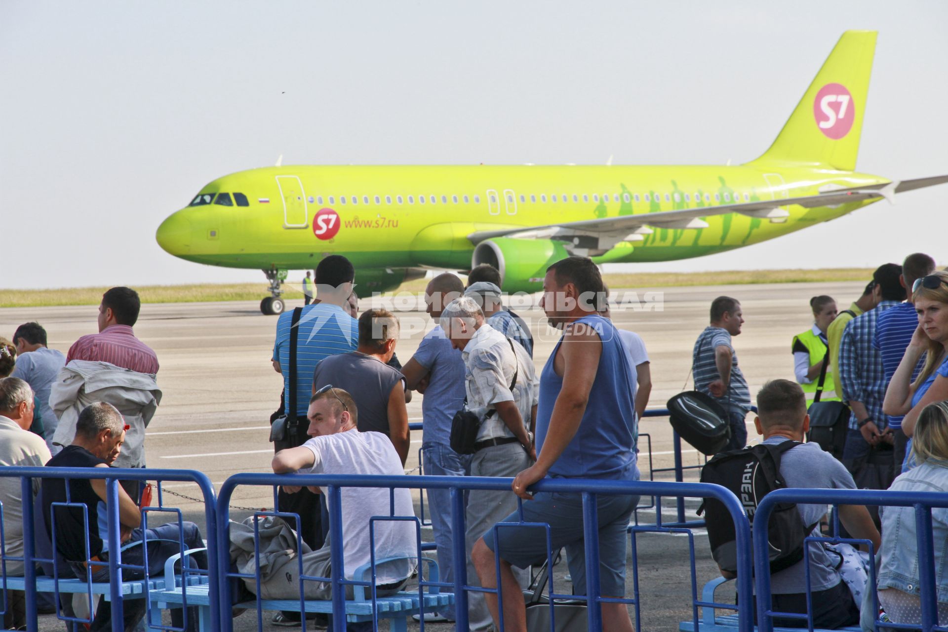 Барнаул. Пассажиры стоят в ожидании на посадку на самолет Airbus A320 российской авиакомпании S7 Airlines в барнаульском аэропорту.