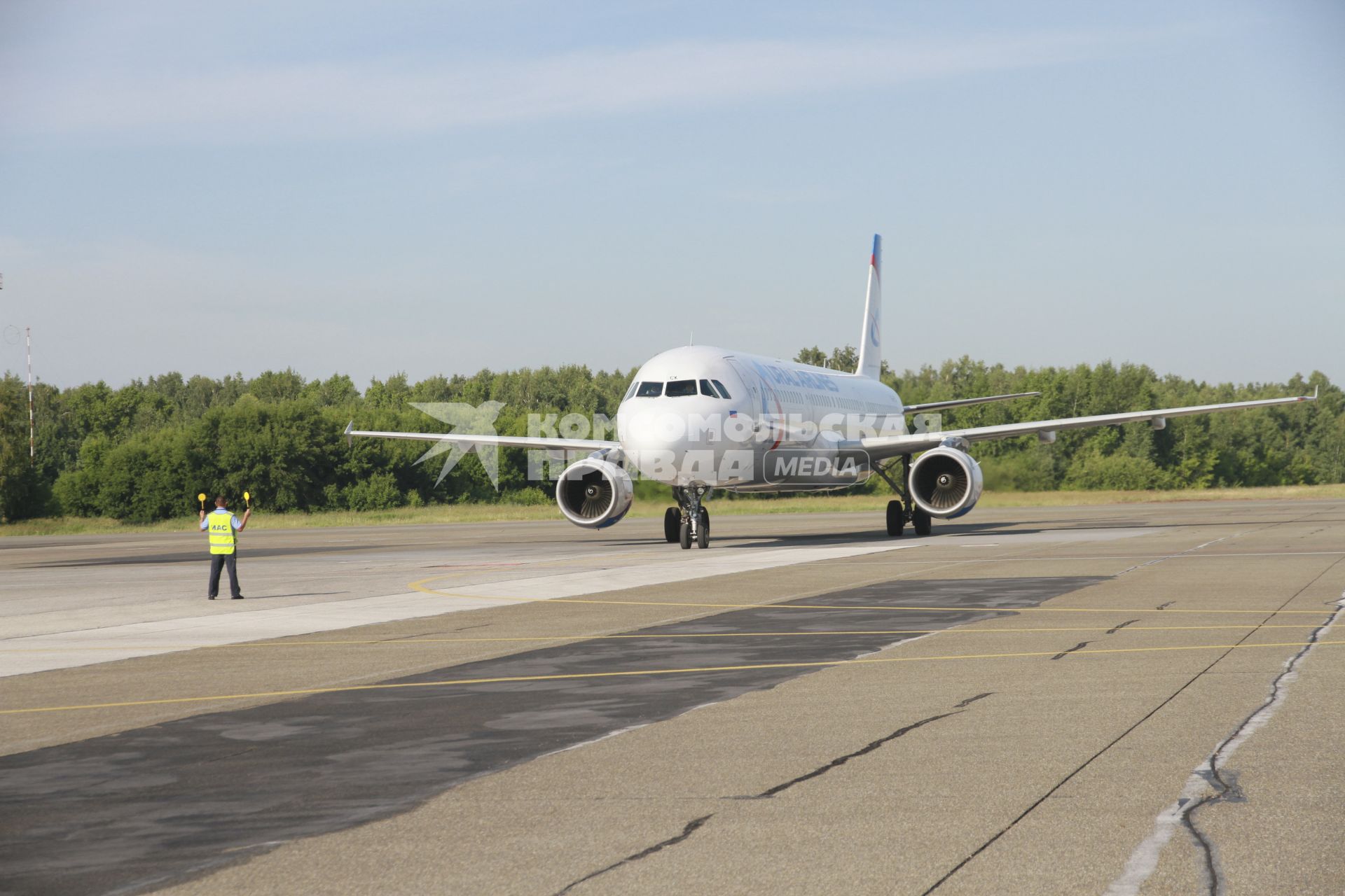 Барнаул. Самолет Airbus A321 российской авиакомпании Ural Airlines во время рулежки по взлетной полосе в барнаульском аэропорту.