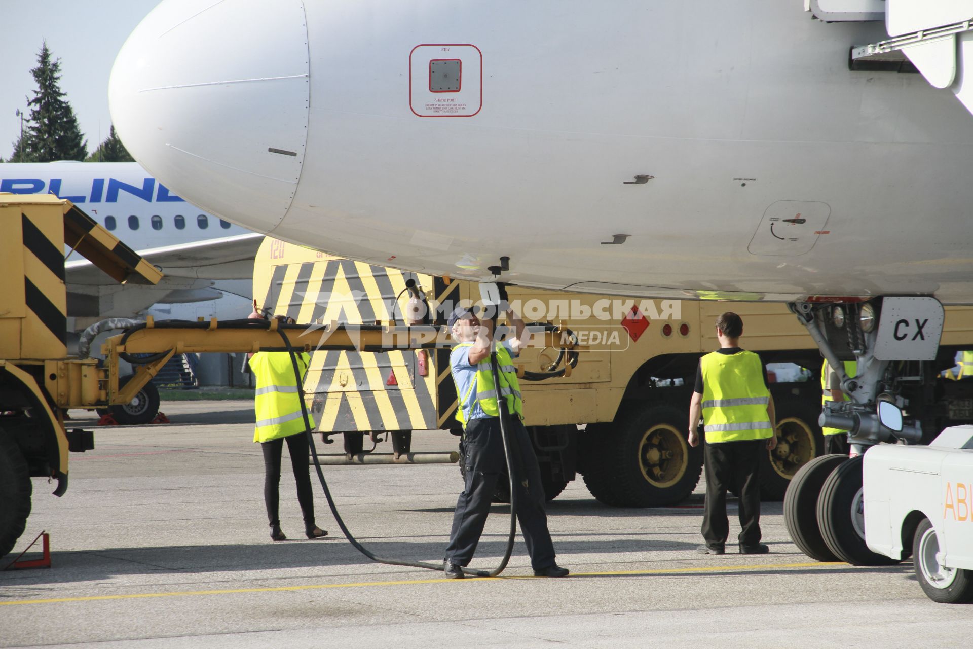 Барнаул. Техническое обслуживание самолета Airbus A320 российской авиакомпании Ural Airlines в барнаульском аэропорту.