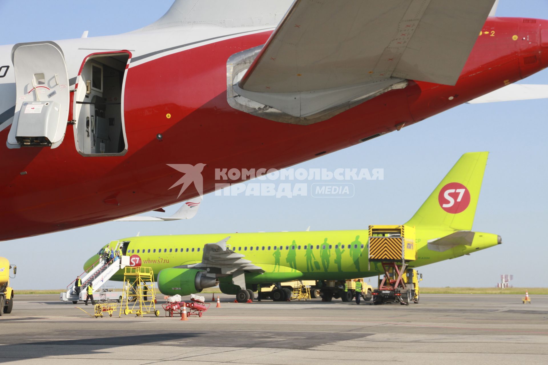 Барнаул. Самолет Airbus A320 российской авиакомпании S7 Airlines во время технического обслуживания на взлетно-посадочной полосе барнаульского аэропорта.